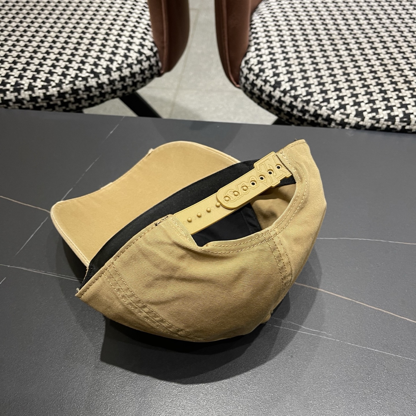 LV路易威登🧢 刺绣字母棒球帽，非常经典的经典，四季可用，出门必备，非常显脸小