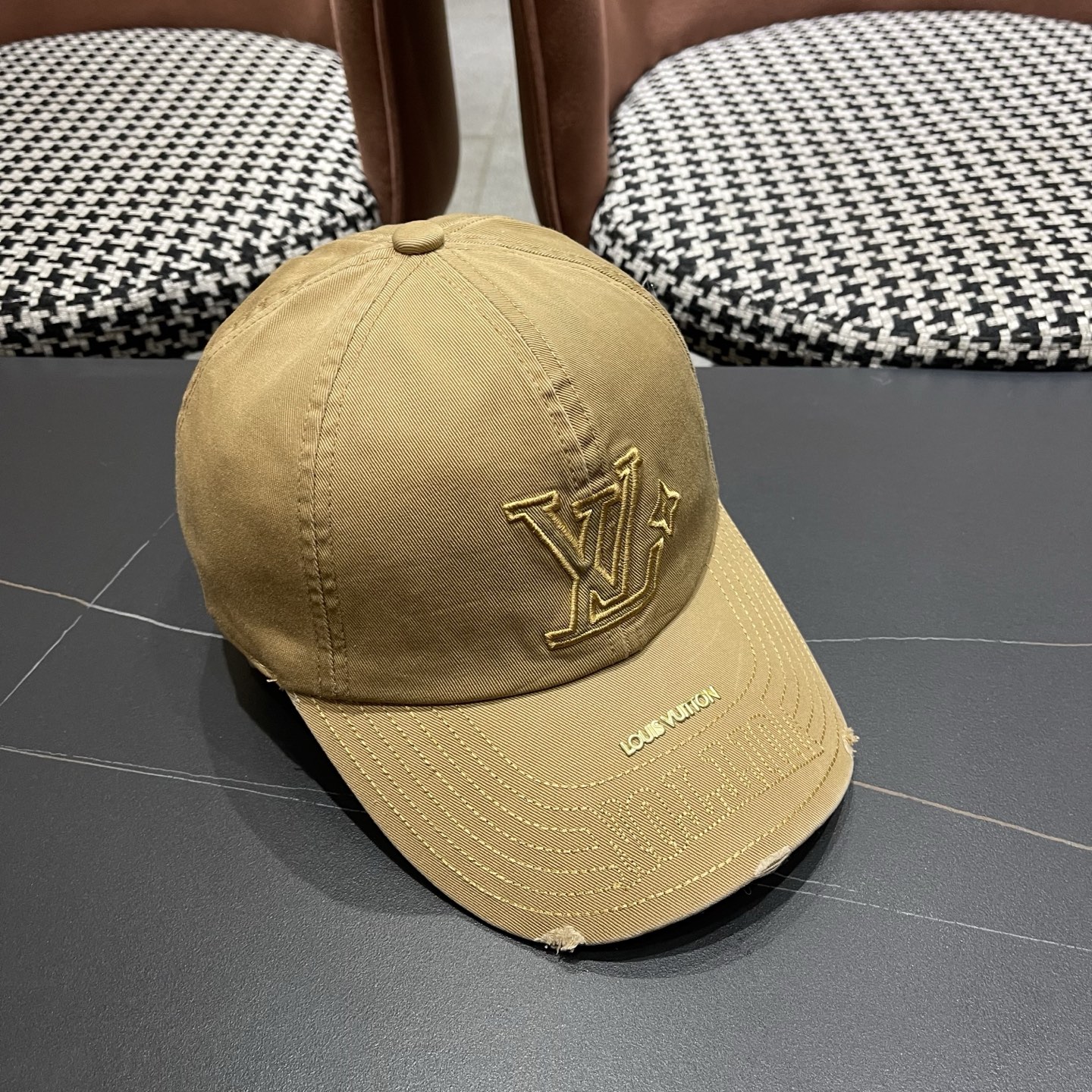 LV路易威登🧢 刺绣字母棒球帽，非常经典的经典，四季可用，出门必备，非常显脸小
