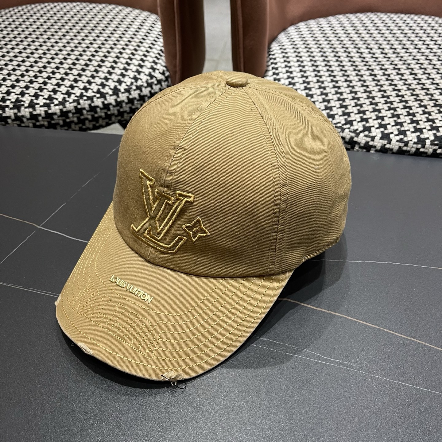 LV路易威登🧢 刺绣字母棒球帽，非常经典的经典，四季可用，出门必备，非常显脸小