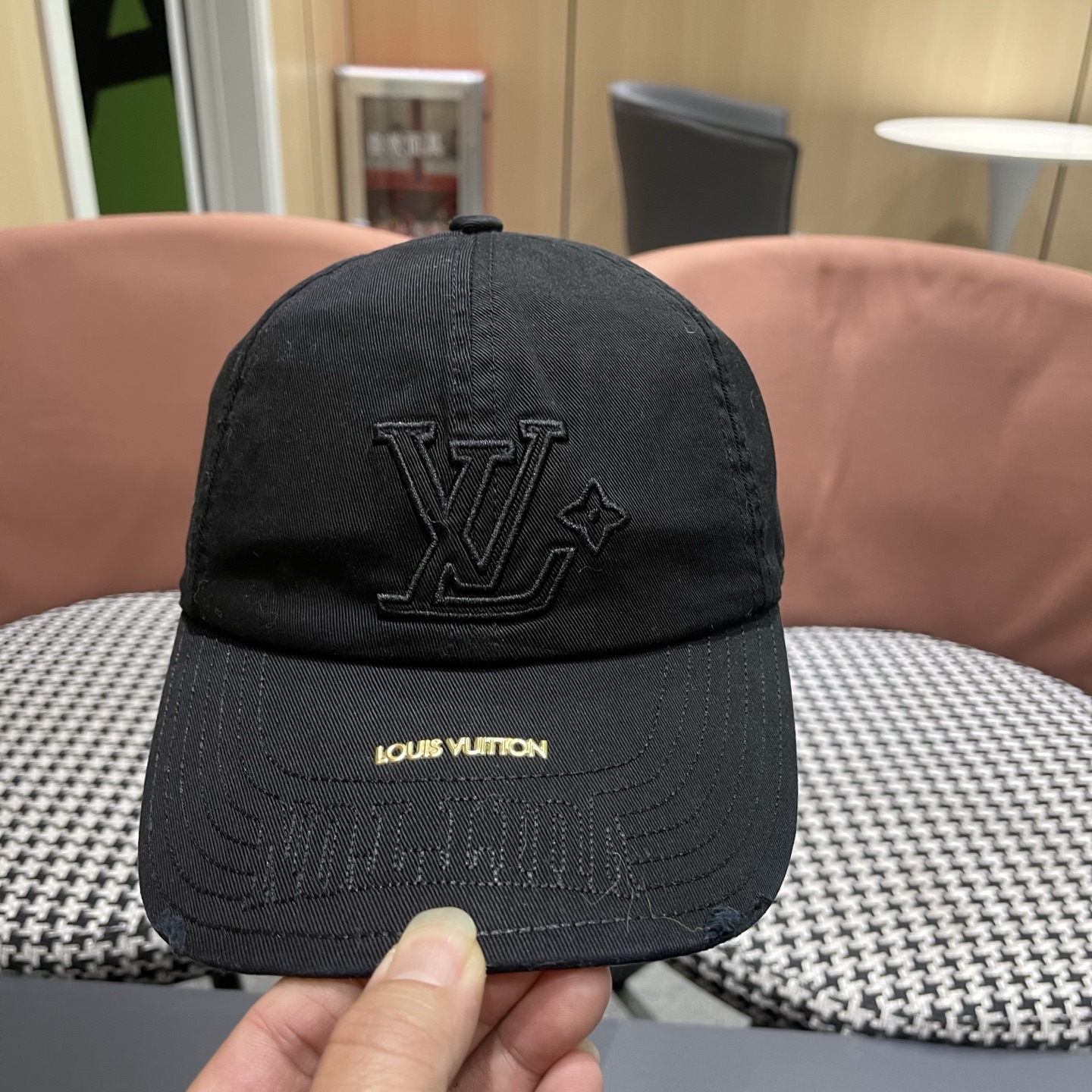 LV路易威登🧢 刺绣字母棒球帽，非常经典的经典，四季可用，出门必备，非常显脸小