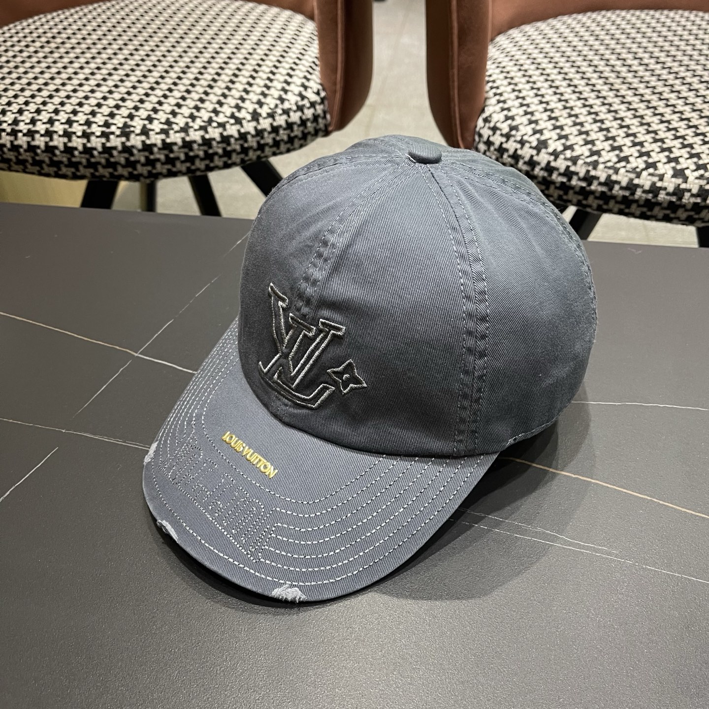 LV路易威登🧢 刺绣字母棒球帽，非常经典的经典，四季可用，出门必备，非常显脸小