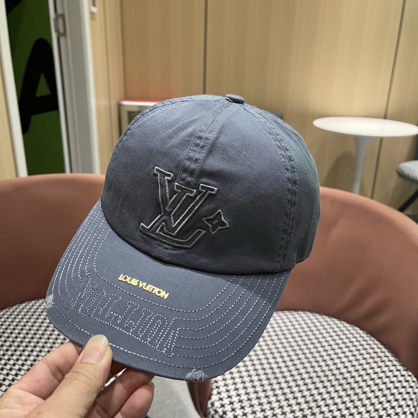 LV路易威登🧢 刺绣字母棒球帽，非常经典的经典，四季可用，出门必备，非常显脸小