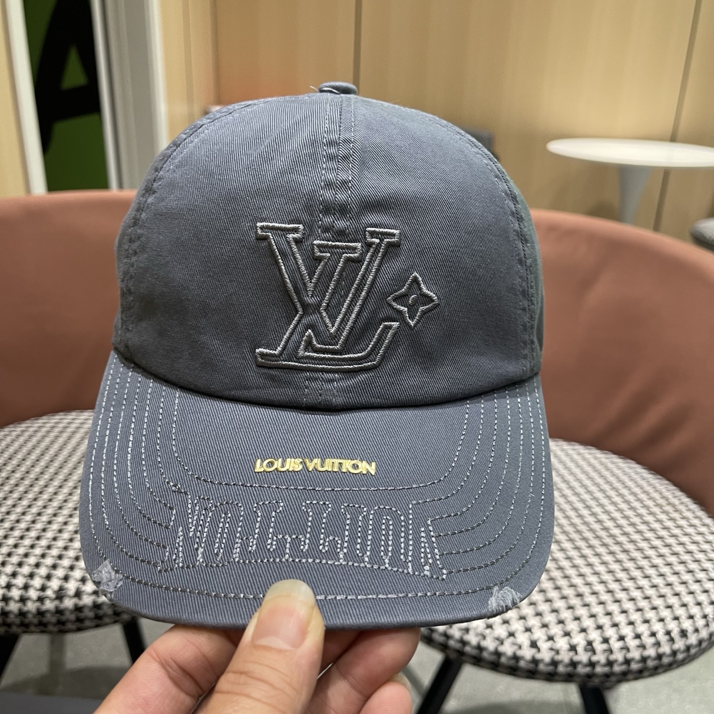 LV路易威登🧢 刺绣字母棒球帽，非常经典的经典，四季可用，出门必备，非常显脸小