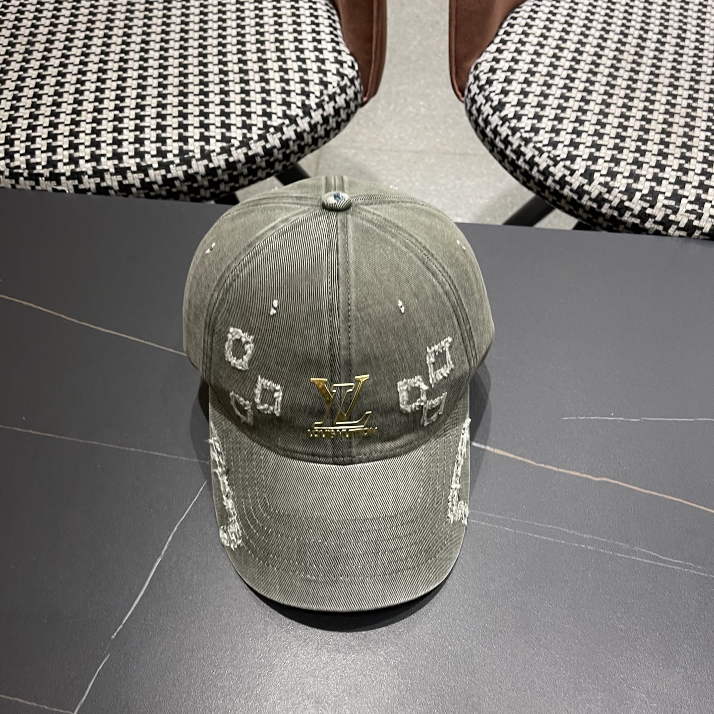 LV路易威登 新款春季帽子复古做旧破洞磨边字母棒球帽宽帽檐大脸显脸小