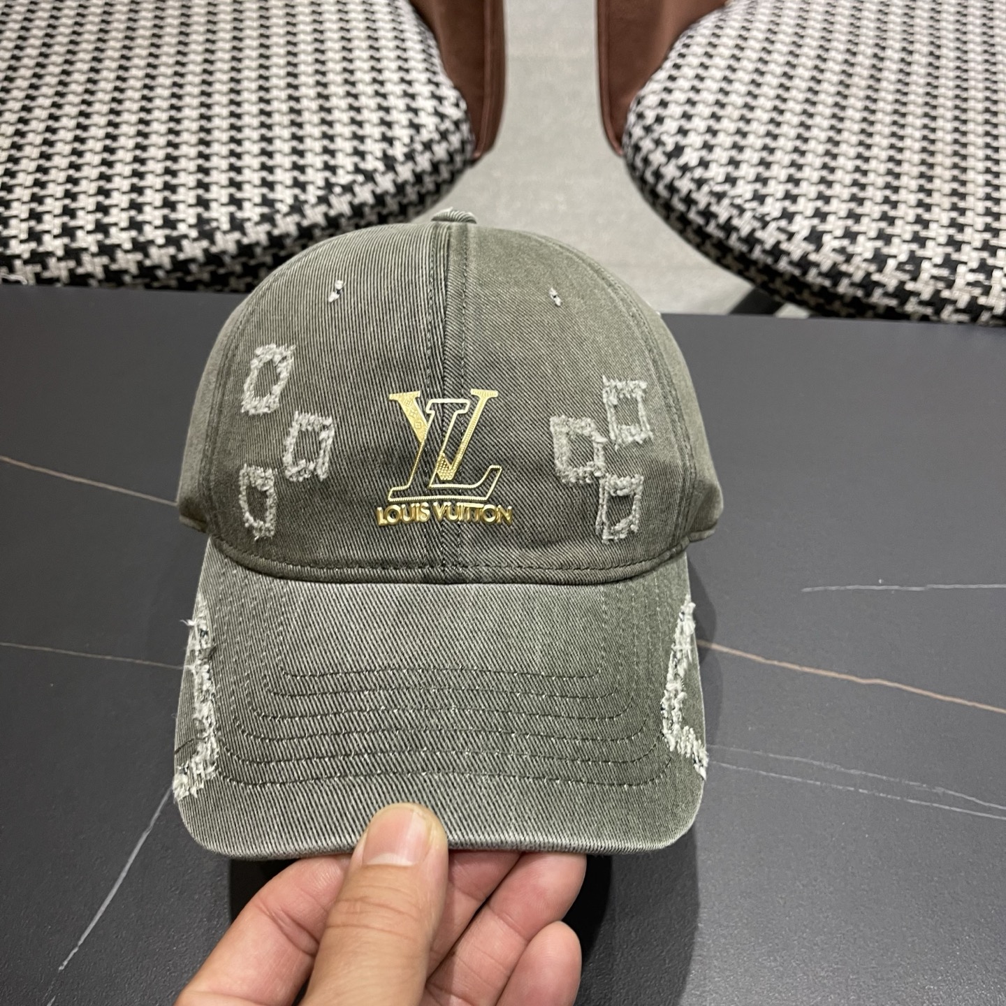 LV路易威登 新款春季帽子复古做旧破洞磨边字母棒球帽宽帽檐大脸显脸小