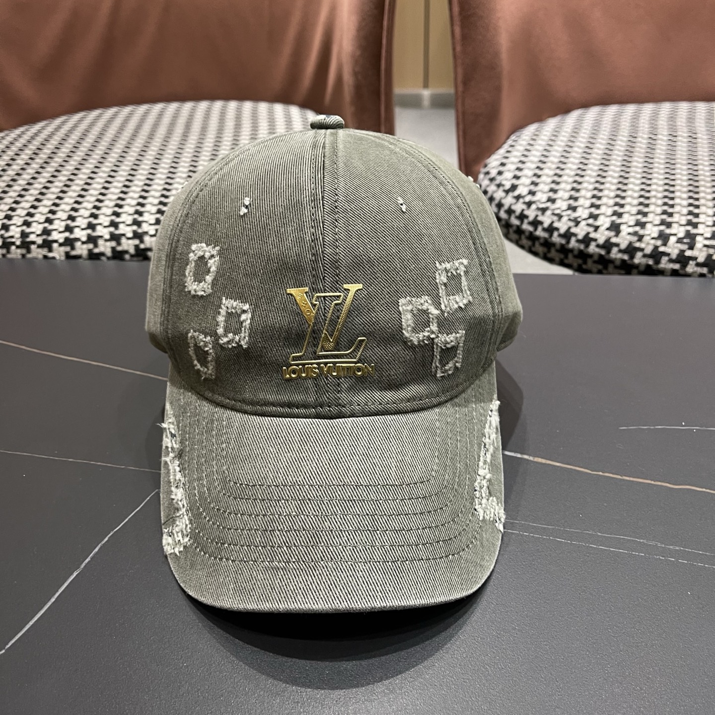 LV路易威登 新款春季帽子复古做旧破洞磨边字母棒球帽宽帽檐大脸显脸小