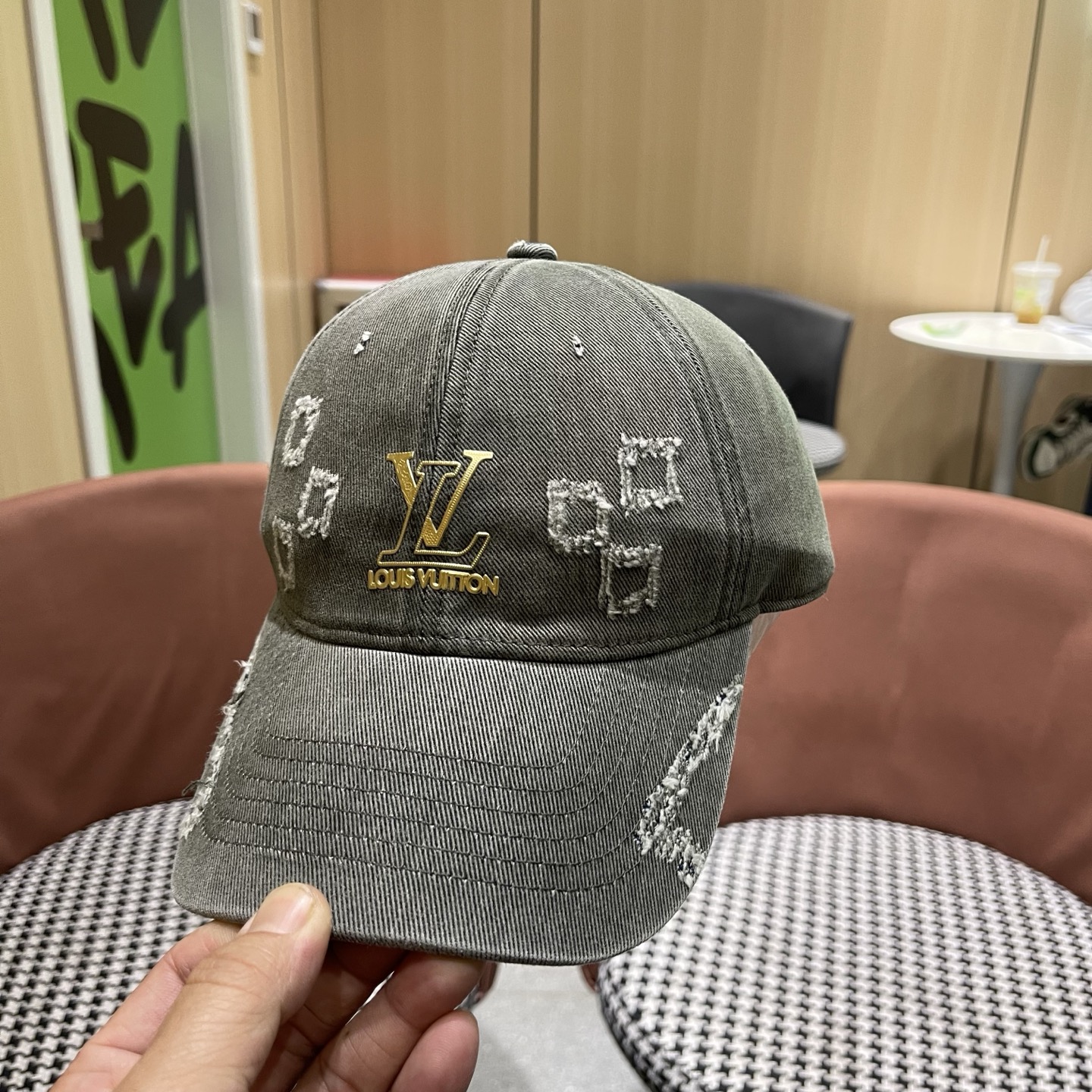 LV路易威登 新款春季帽子复古做旧破洞磨边字母棒球帽宽帽檐大脸显脸小