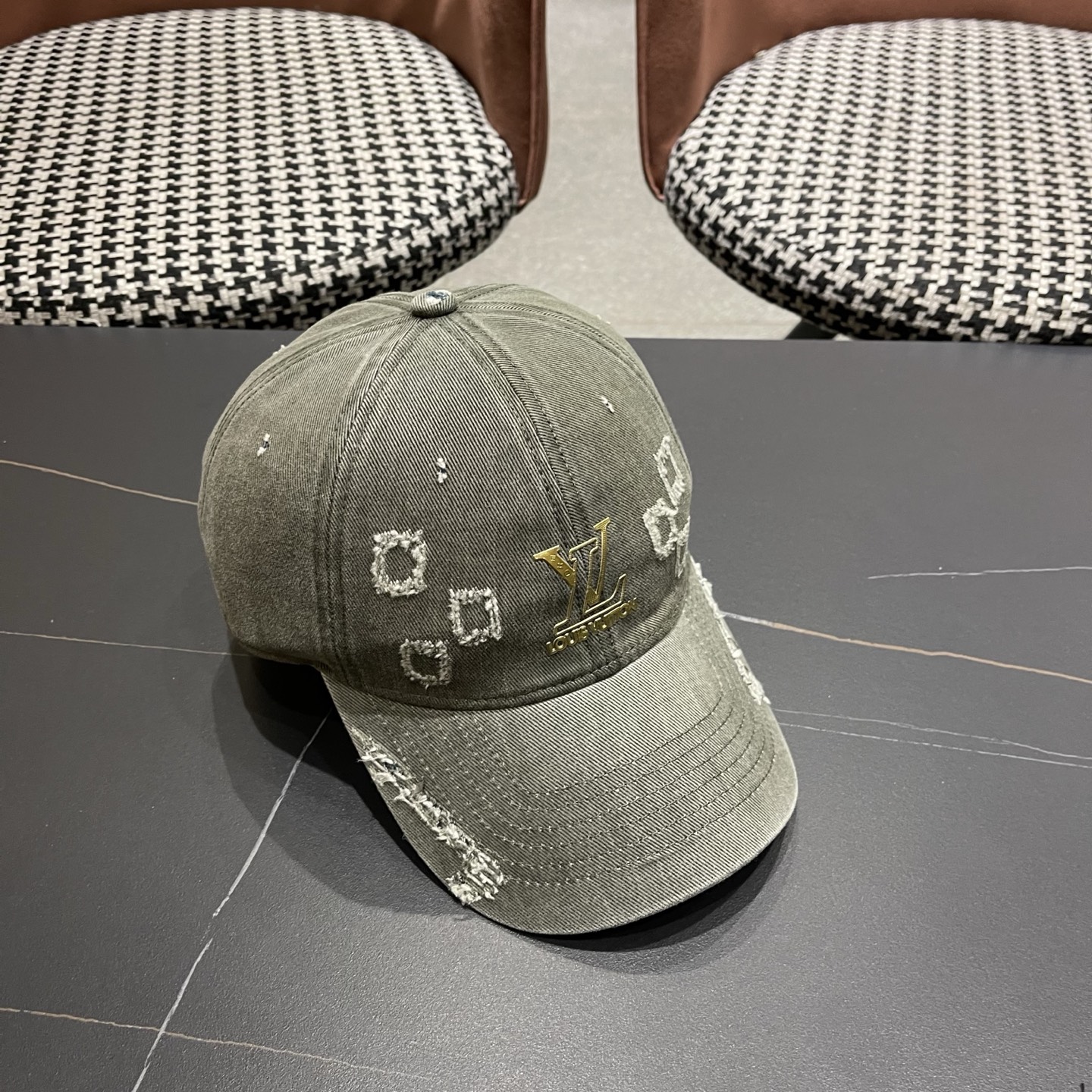 LV路易威登 新款春季帽子复古做旧破洞磨边字母棒球帽宽帽檐大脸显脸小