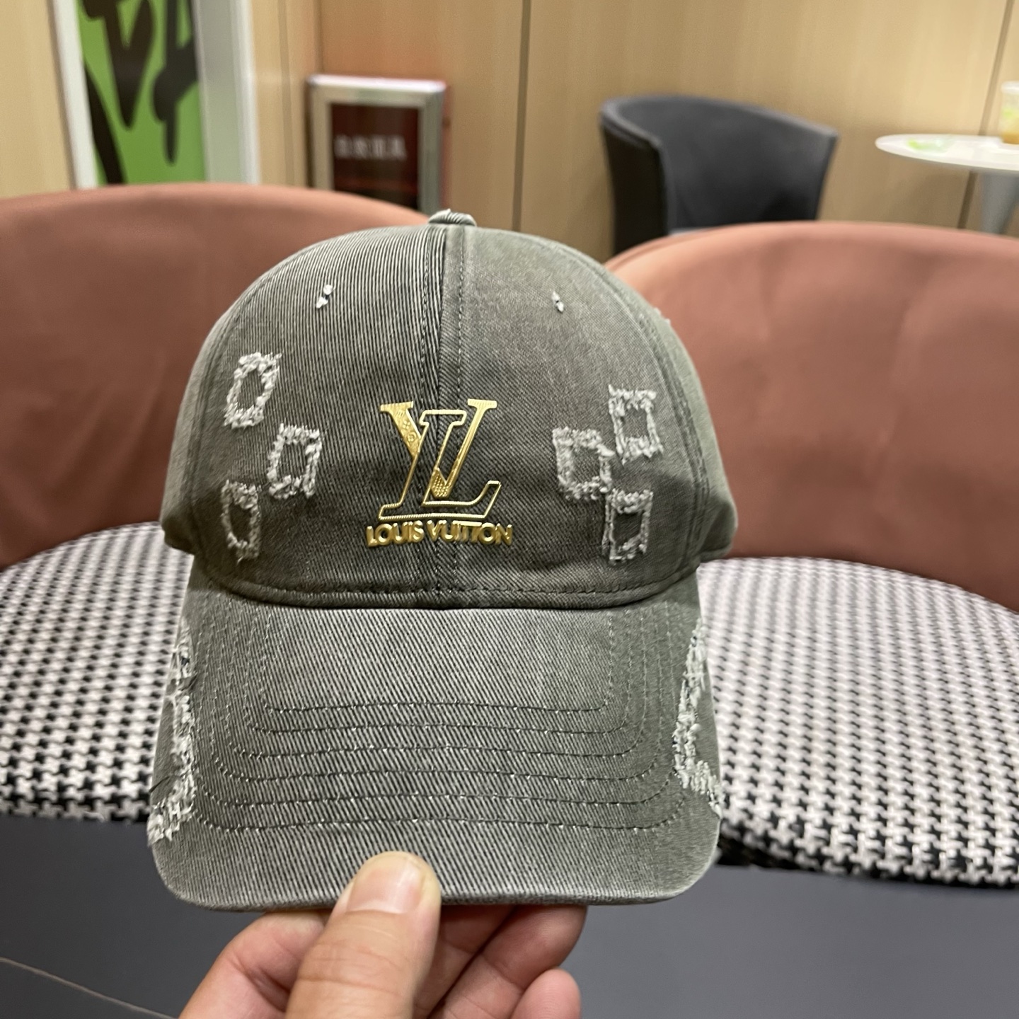 LV路易威登 新款春季帽子复古做旧破洞磨边字母棒球帽宽帽檐大脸显脸小