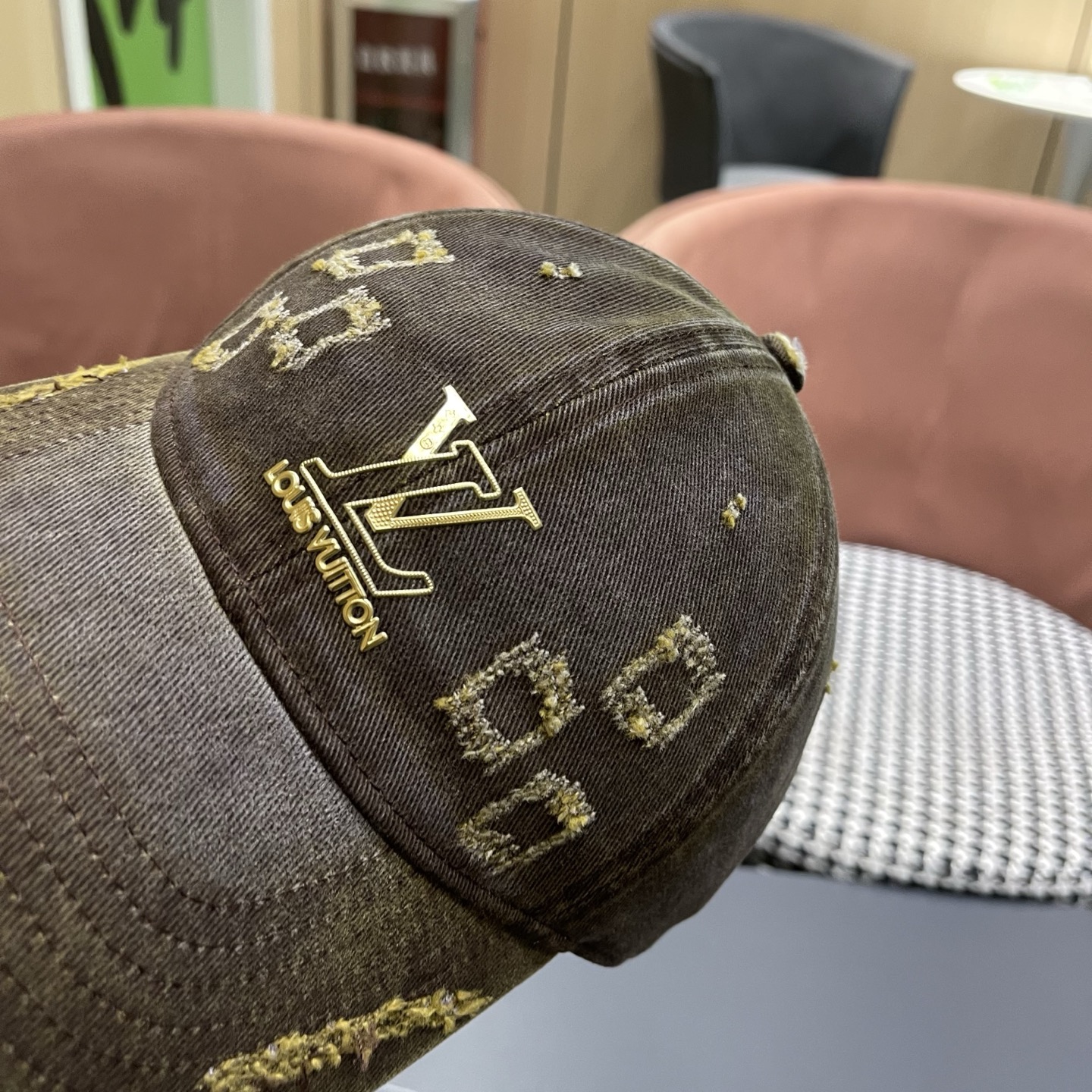 LV路易威登 新款春季帽子复古做旧破洞磨边字母棒球帽宽帽檐大脸显脸小