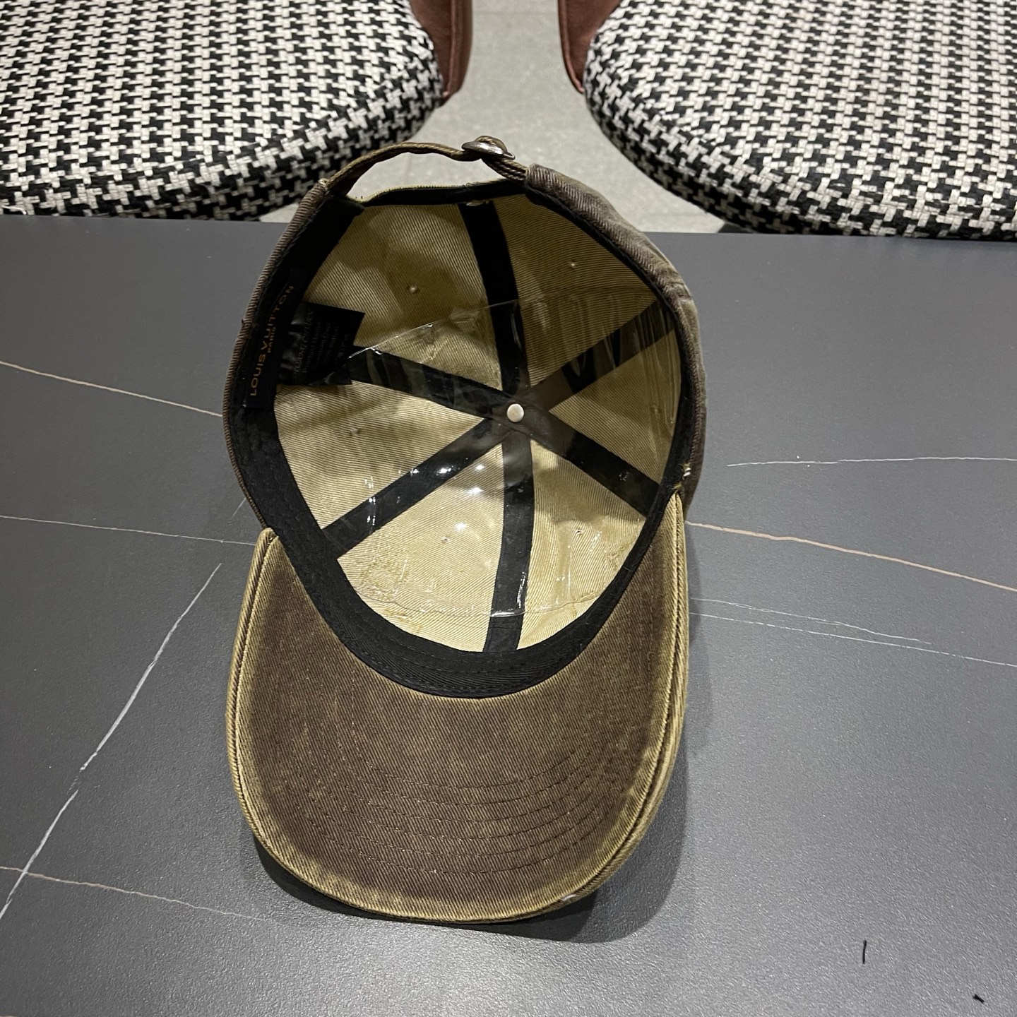 LV路易威登 新款春季帽子复古做旧破洞磨边字母棒球帽宽帽檐大脸显脸小