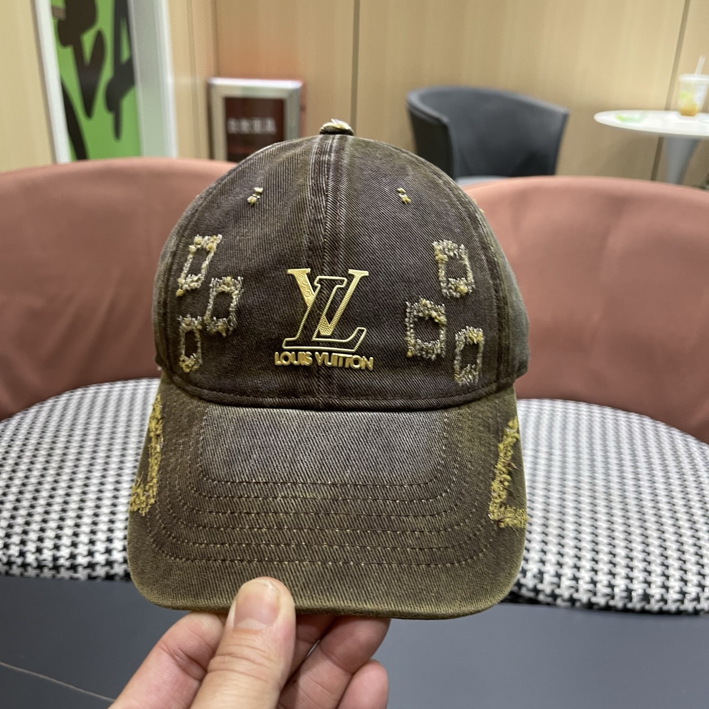 LV路易威登 新款春季帽子复古做旧破洞磨边字母棒球帽宽帽檐大脸显脸小