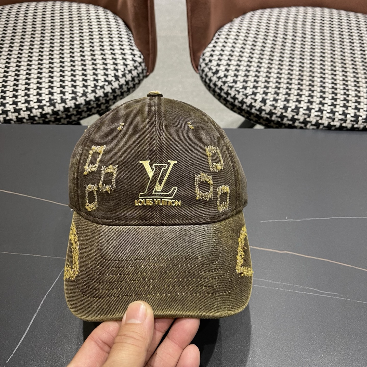 LV路易威登 新款春季帽子复古做旧破洞磨边字母棒球帽宽帽檐大脸显脸小