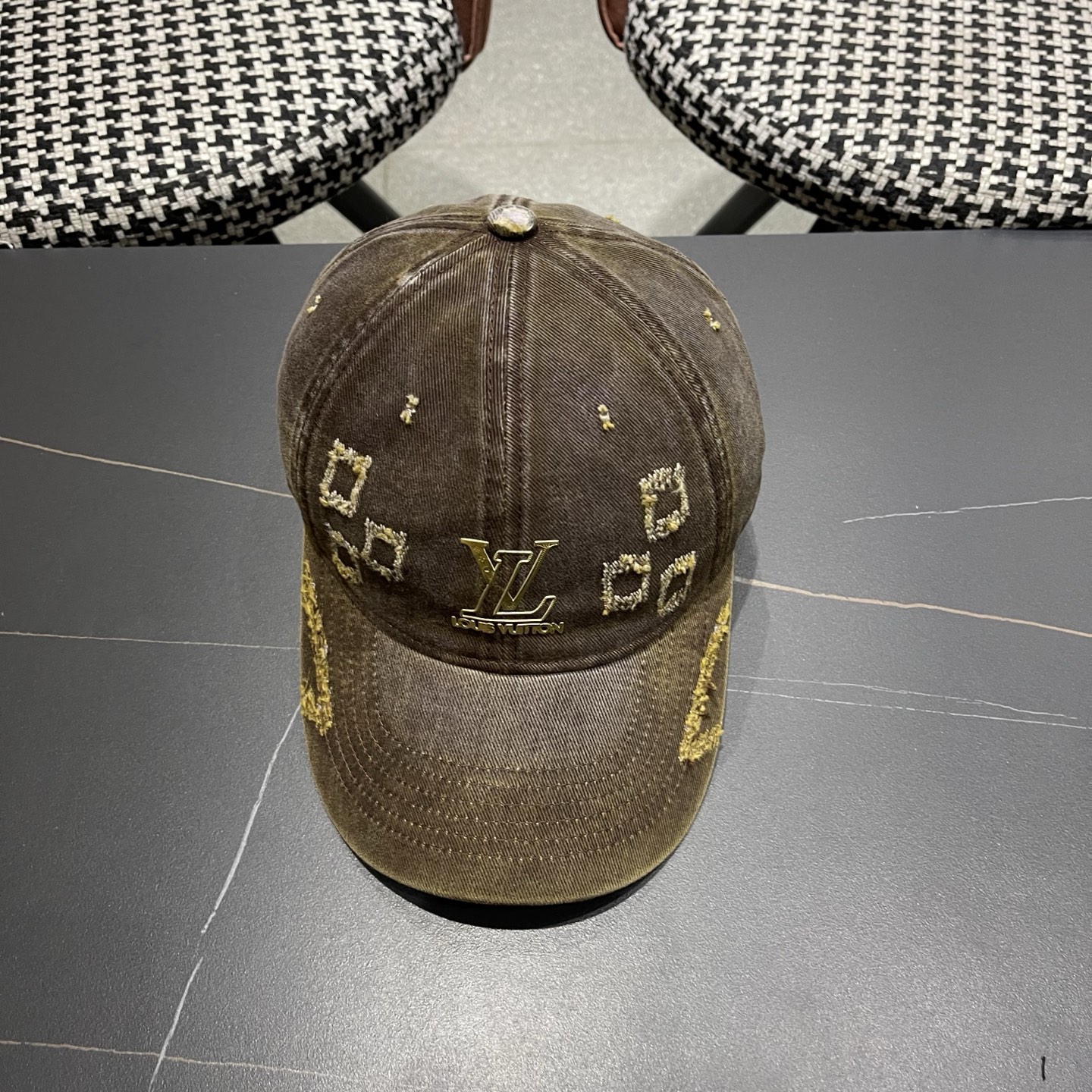 LV路易威登 新款春季帽子复古做旧破洞磨边字母棒球帽宽帽檐大脸显脸小