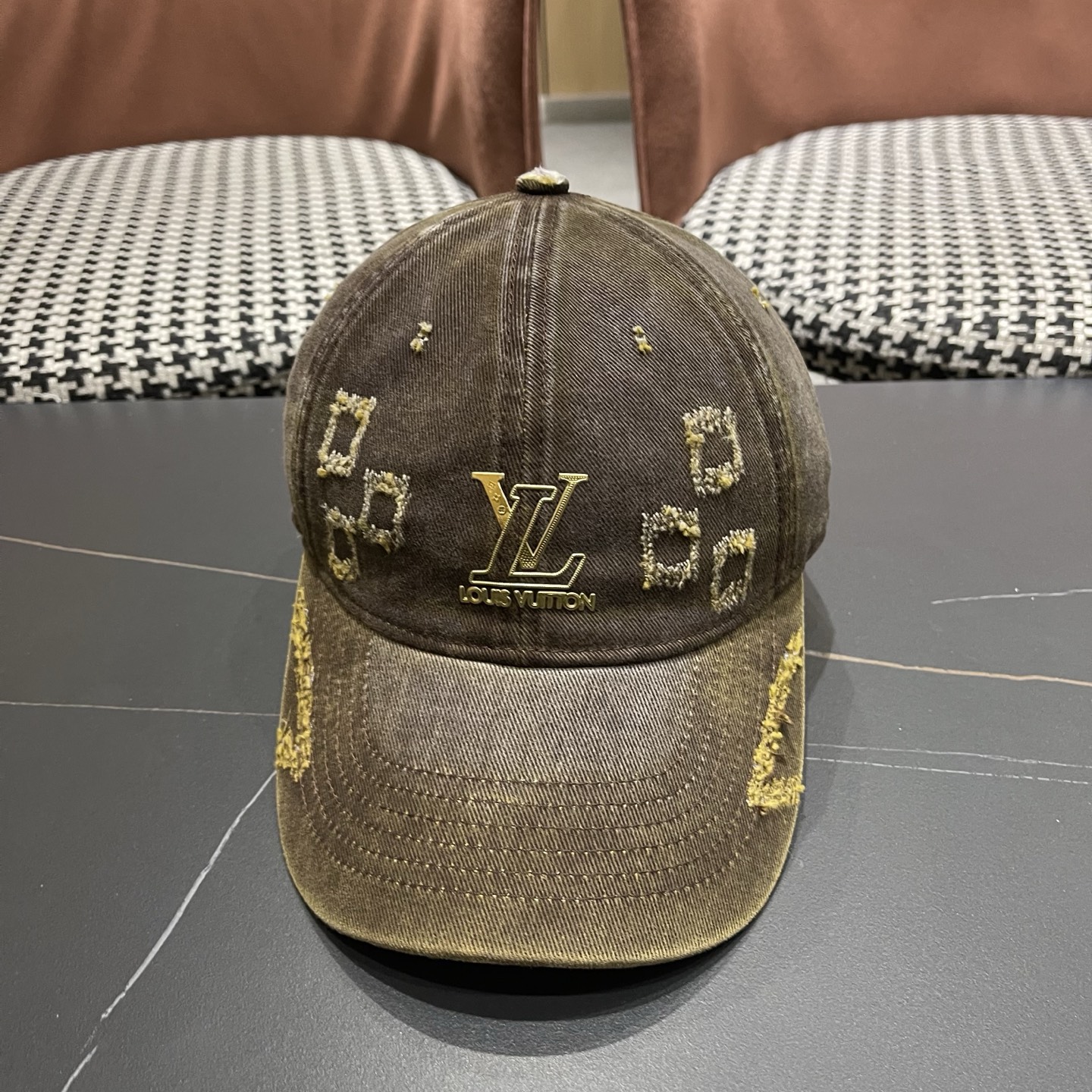 LV路易威登 新款春季帽子复古做旧破洞磨边字母棒球帽宽帽檐大脸显脸小