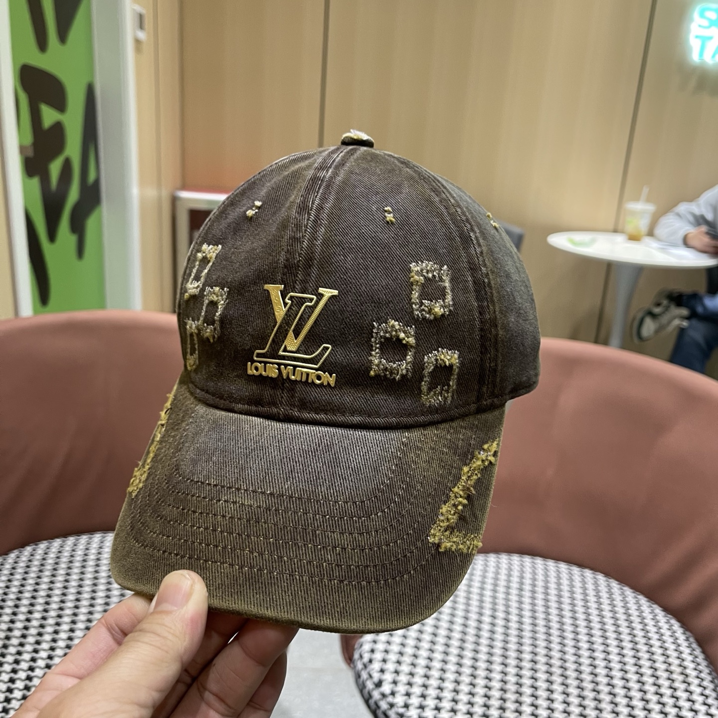 LV路易威登 新款春季帽子复古做旧破洞磨边字母棒球帽宽帽檐大脸显脸小