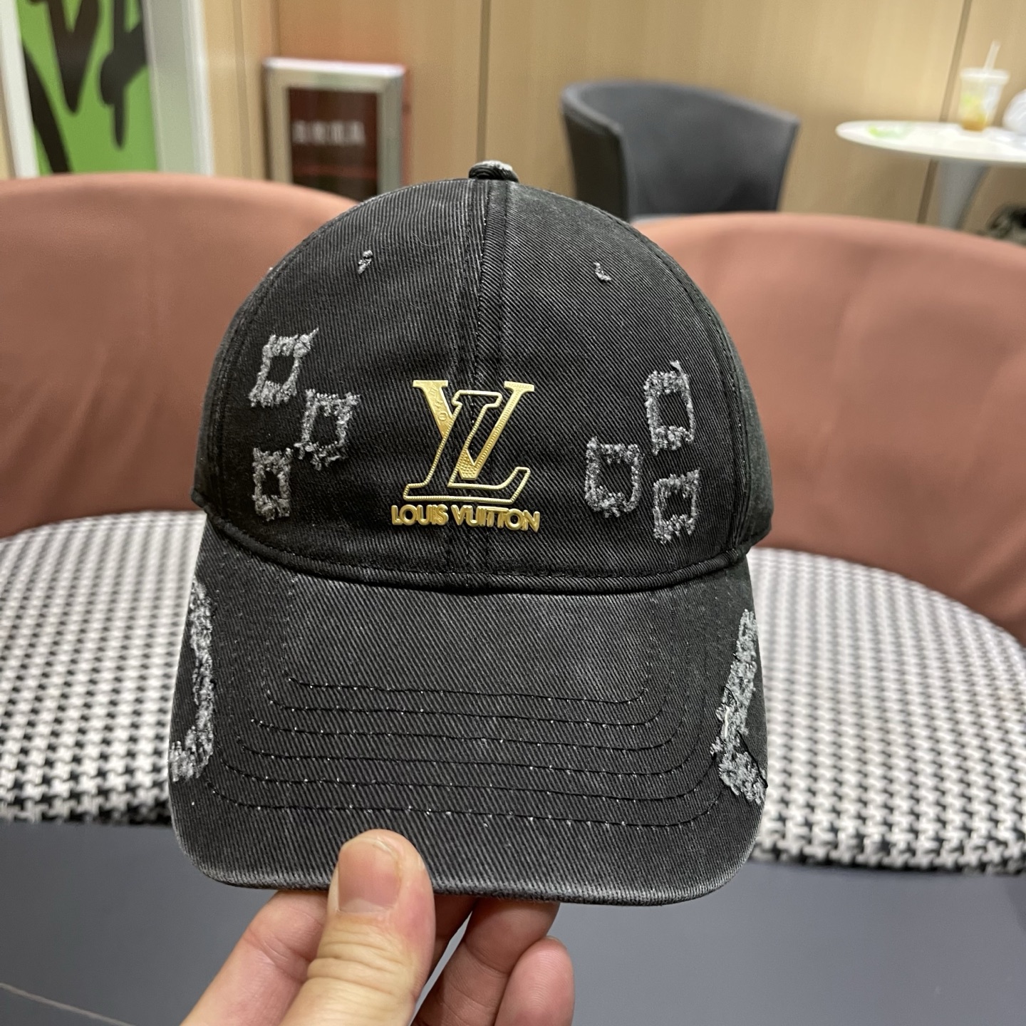 LV路易威登 新款春季帽子复古做旧破洞磨边字母棒球帽宽帽檐大脸显脸小