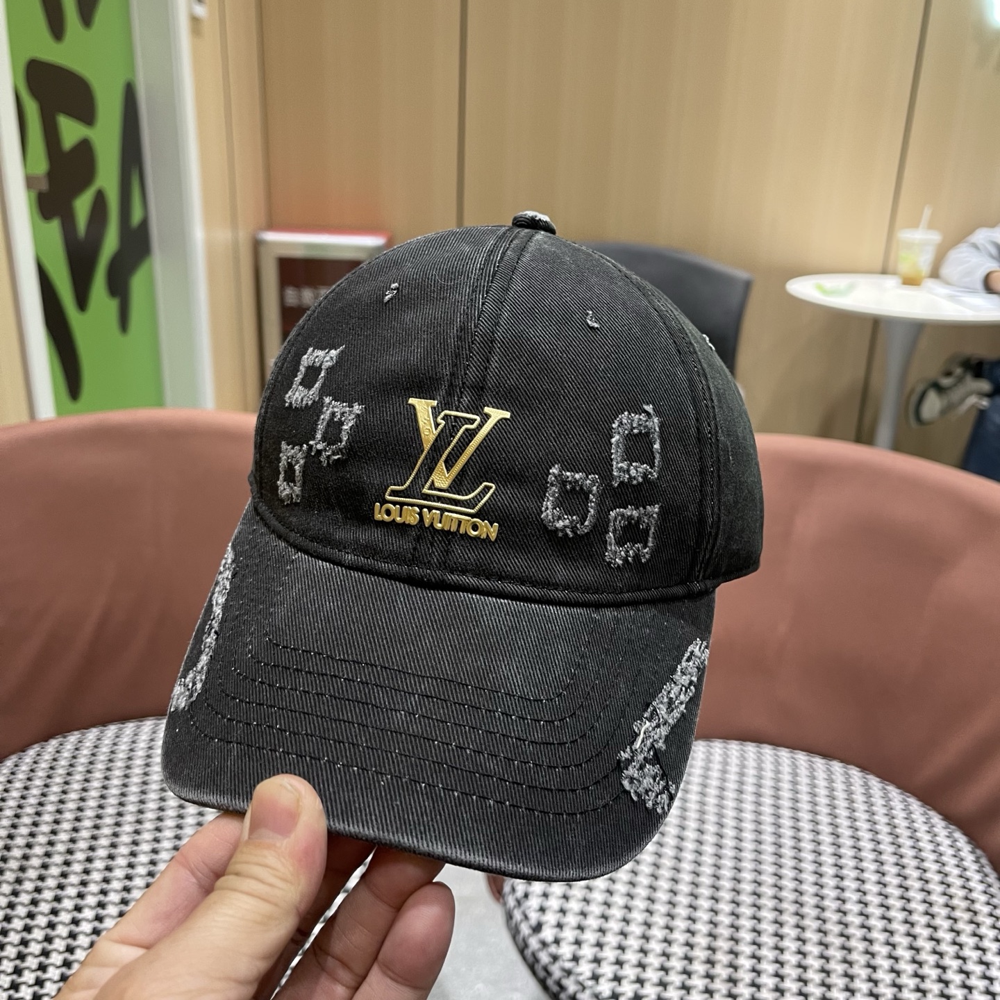 LV路易威登 新款春季帽子复古做旧破洞磨边字母棒球帽宽帽檐大脸显脸小