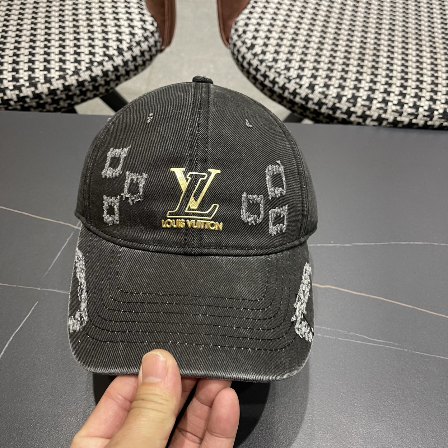 LV路易威登 新款春季帽子复古做旧破洞磨边字母棒球帽宽帽檐大脸显脸小