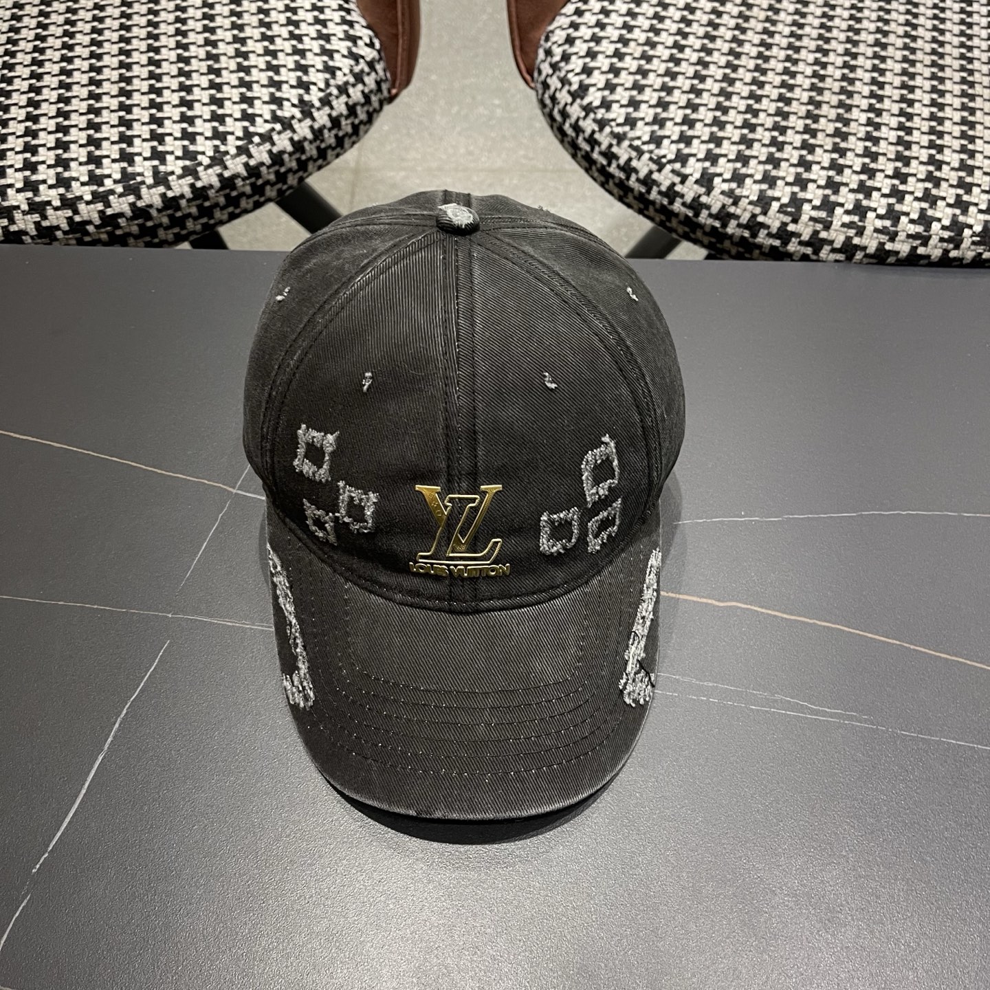 LV路易威登 新款春季帽子复古做旧破洞磨边字母棒球帽宽帽檐大脸显脸小