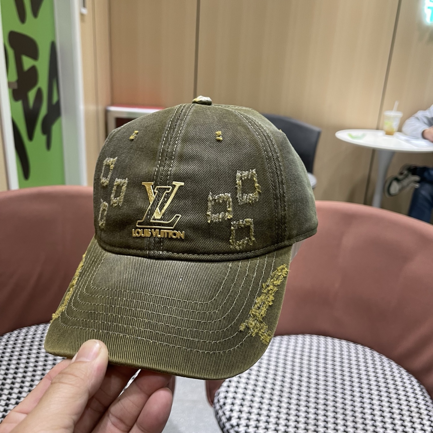 LV路易威登 新款春季帽子复古做旧破洞磨边字母棒球帽宽帽檐大脸显脸小