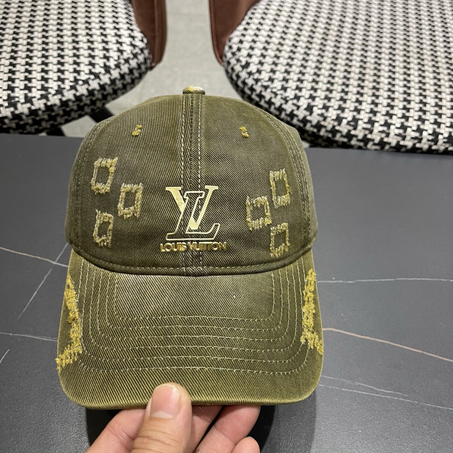 LV路易威登 新款春季帽子复古做旧破洞磨边字母棒球帽宽帽檐大脸显脸小