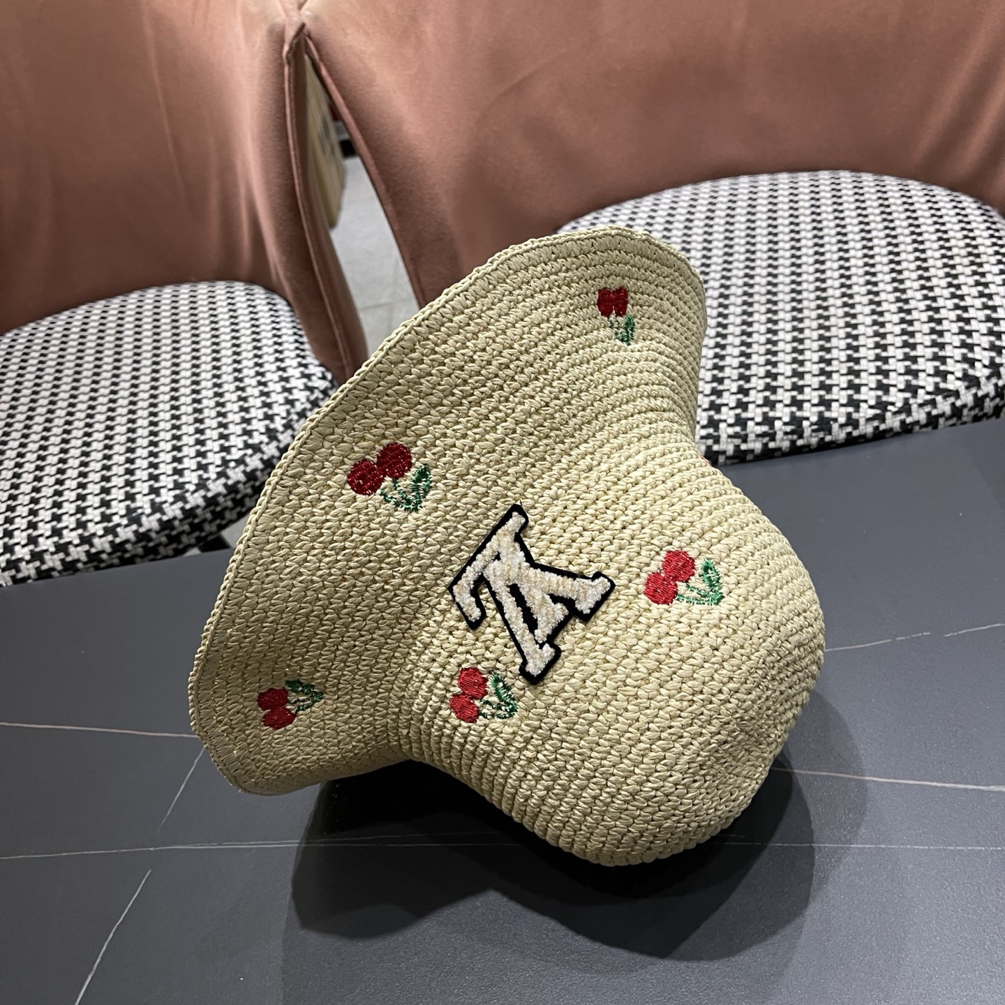 LV路易威登 彩虹编织草帽渔夫帽女 2026新款百搭防晒帽子遮阳帽海边出游沙滩帽