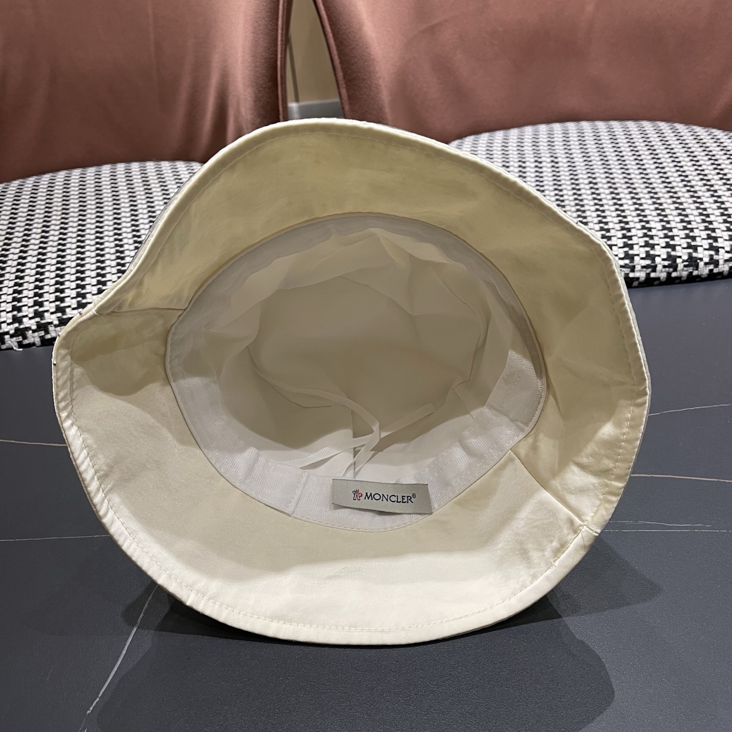 MONCLER（蒙口）韩版水钻渔夫帽女春夏显脸小时尚盆帽平顶可折叠新款遮阳防晒帽子