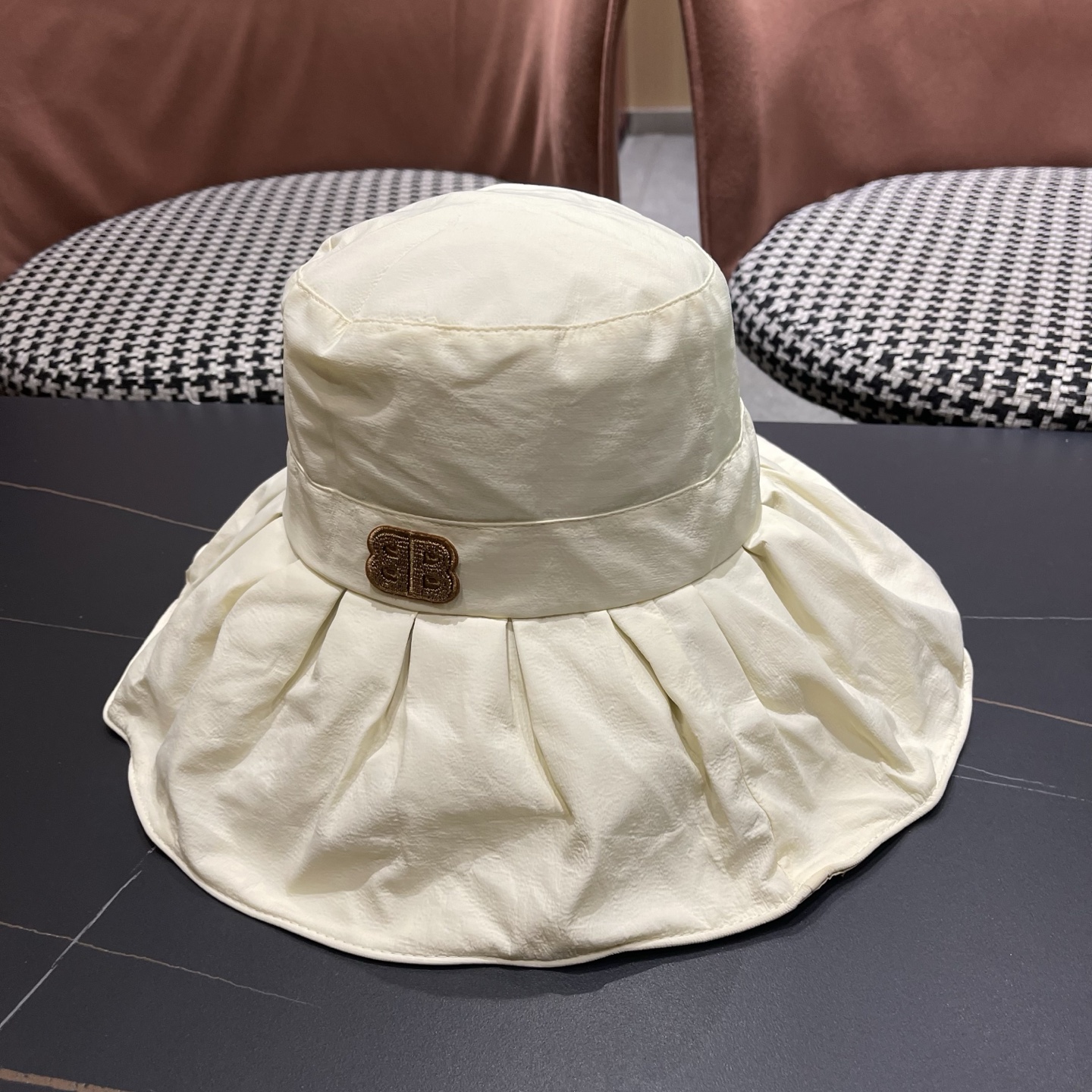 BALENCIAGA巴黎世家夏季新款渔夫帽，简约休闲百搭款，头围57cm