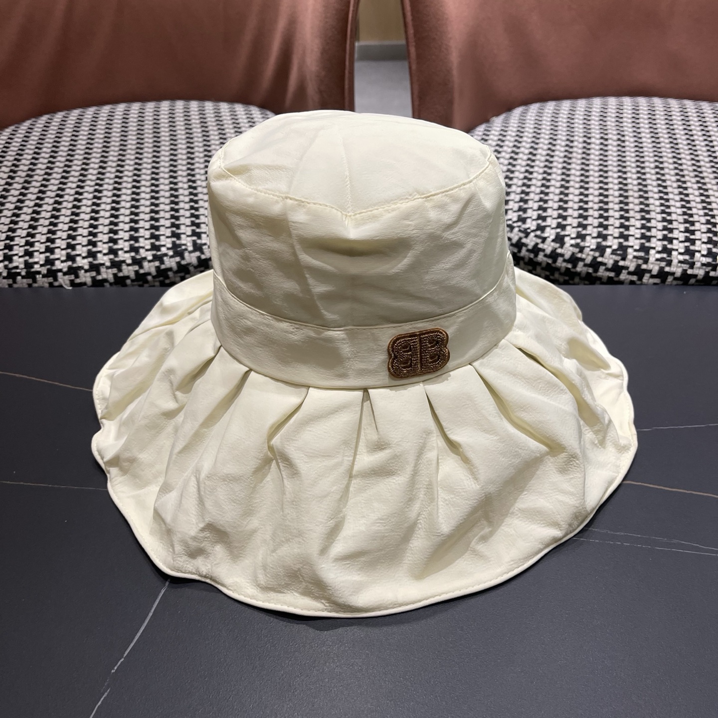 BALENCIAGA巴黎世家夏季新款渔夫帽，简约休闲百搭款，头围57cm