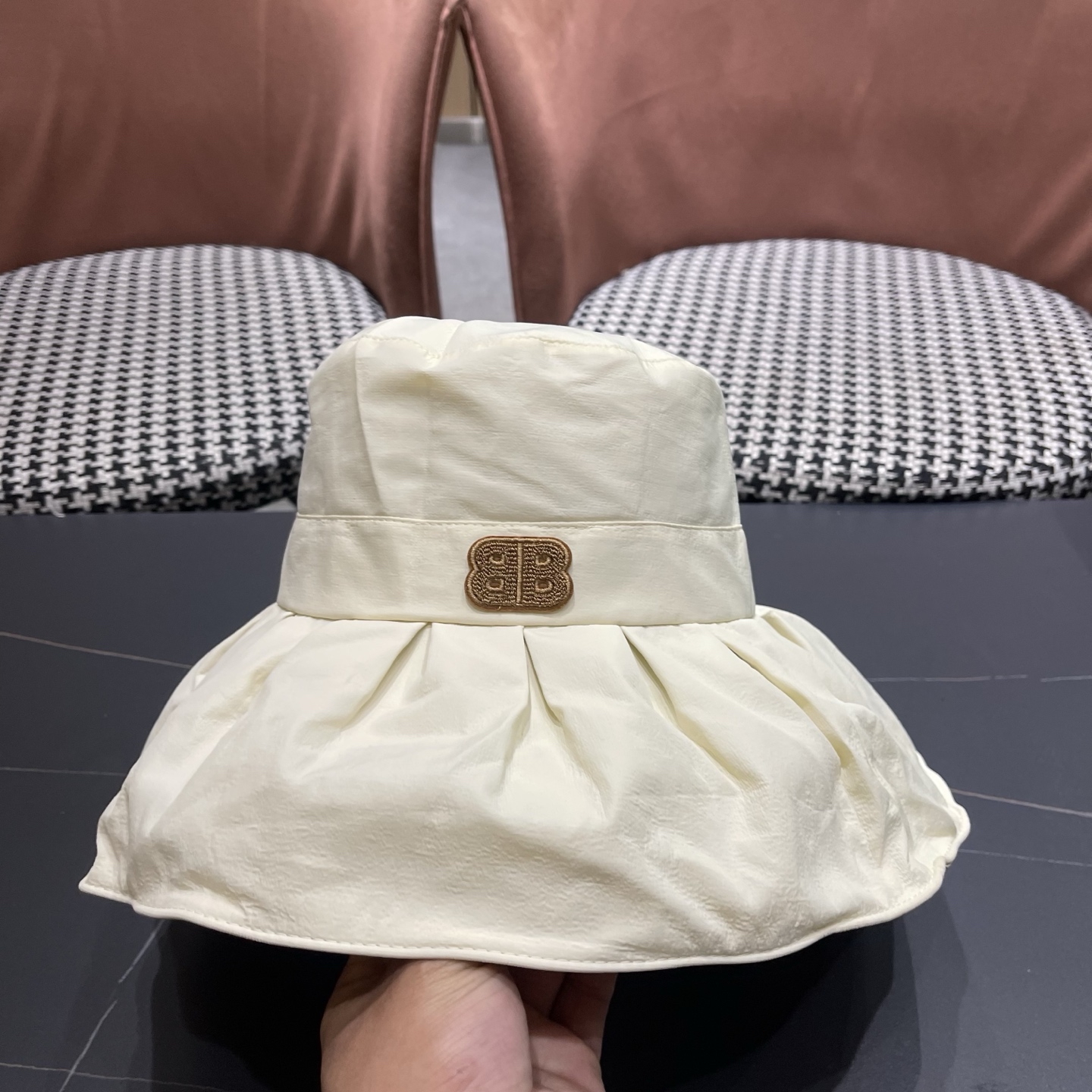 BALENCIAGA巴黎世家夏季新款渔夫帽，简约休闲百搭款，头围57cm