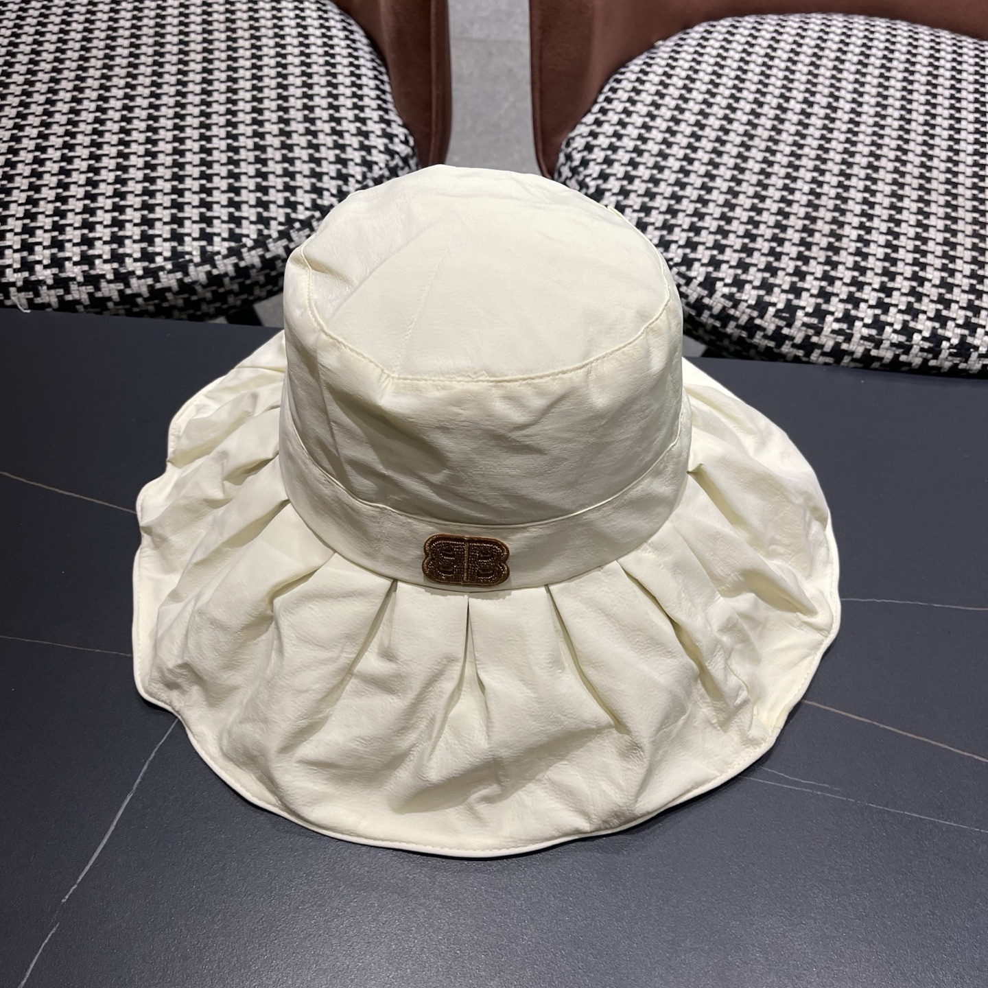 BALENCIAGA巴黎世家夏季新款渔夫帽，简约休闲百搭款，头围57cm