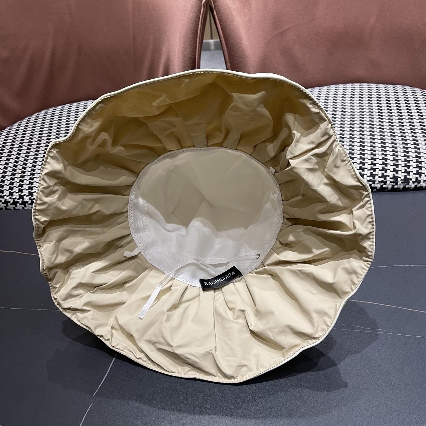 BALENCIAGA巴黎世家夏季新款渔夫帽，简约休闲百搭款，头围57cm