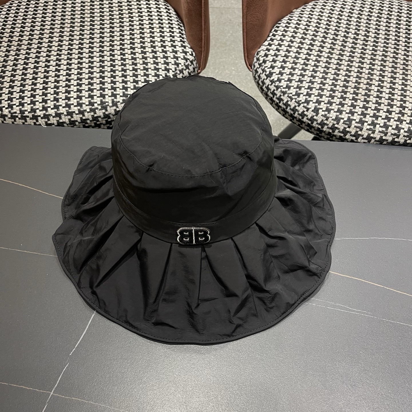 BALENCIAGA巴黎世家夏季新款渔夫帽，简约休闲百搭款，头围57cm