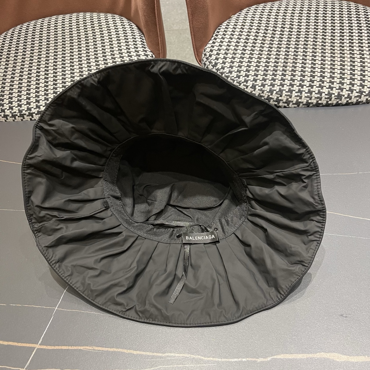 BALENCIAGA巴黎世家夏季新款渔夫帽，简约休闲百搭款，头围57cm