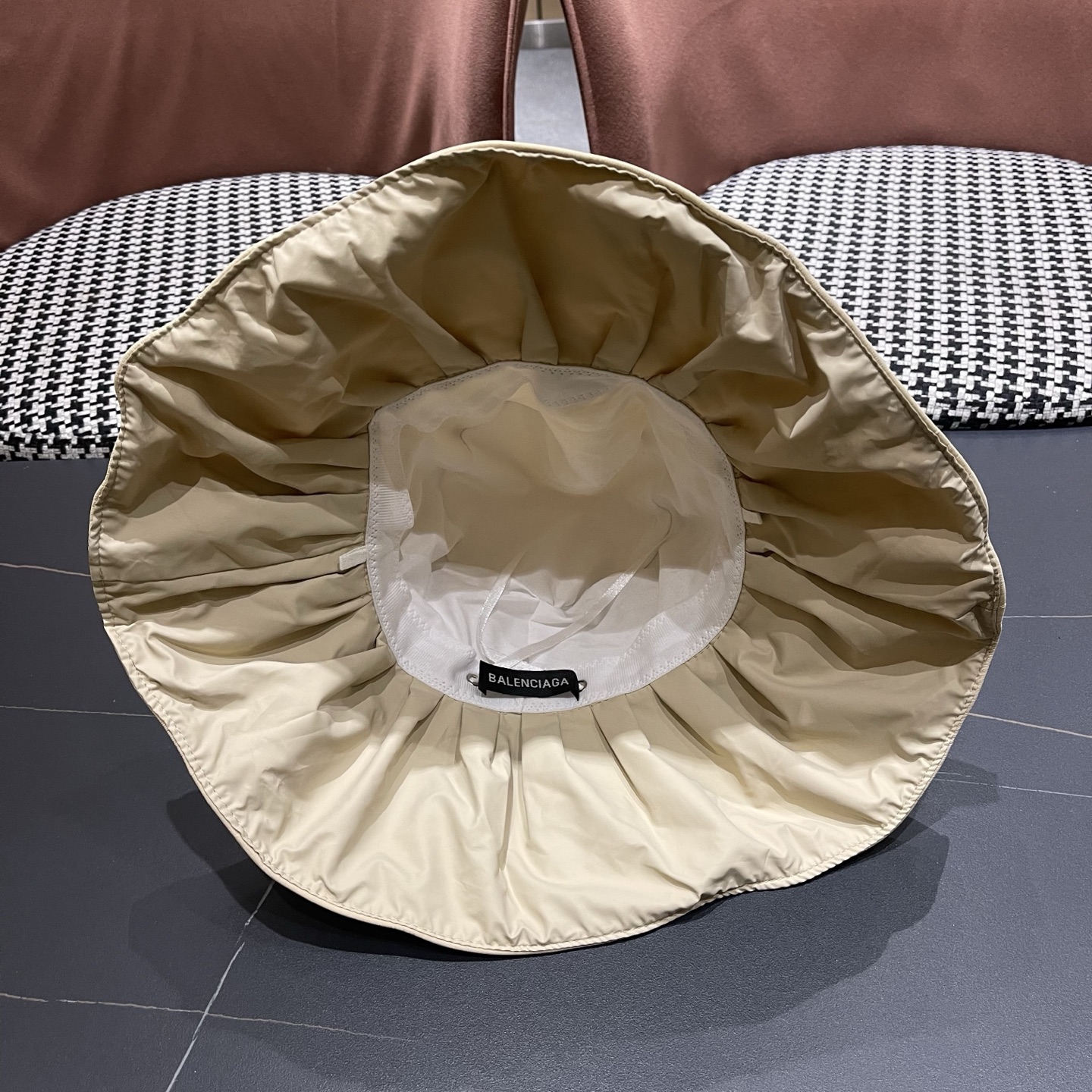 BALENCIAGA巴黎世家夏季新款渔夫帽，简约休闲百搭款，头围57cm