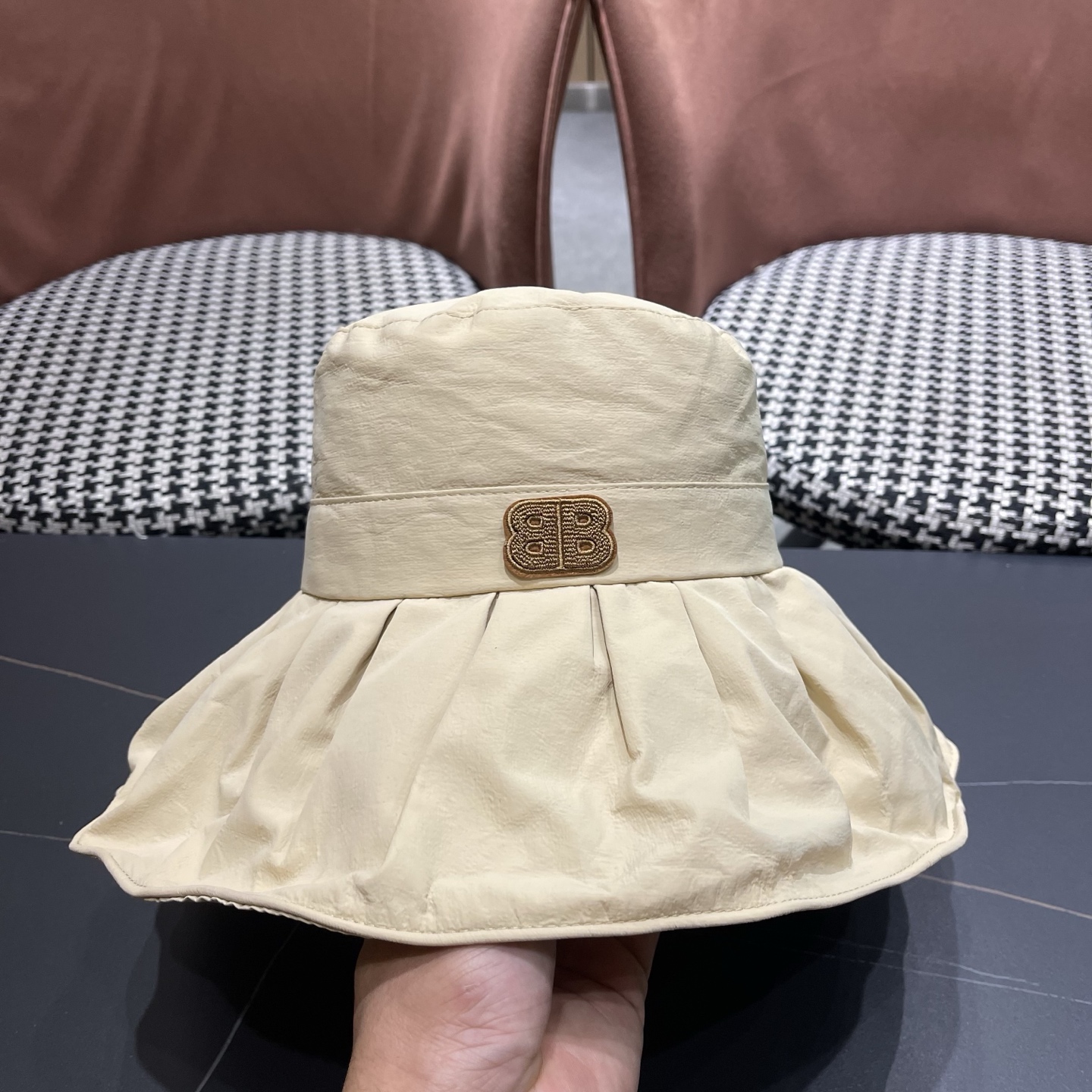 BALENCIAGA巴黎世家夏季新款渔夫帽，简约休闲百搭款，头围57cm