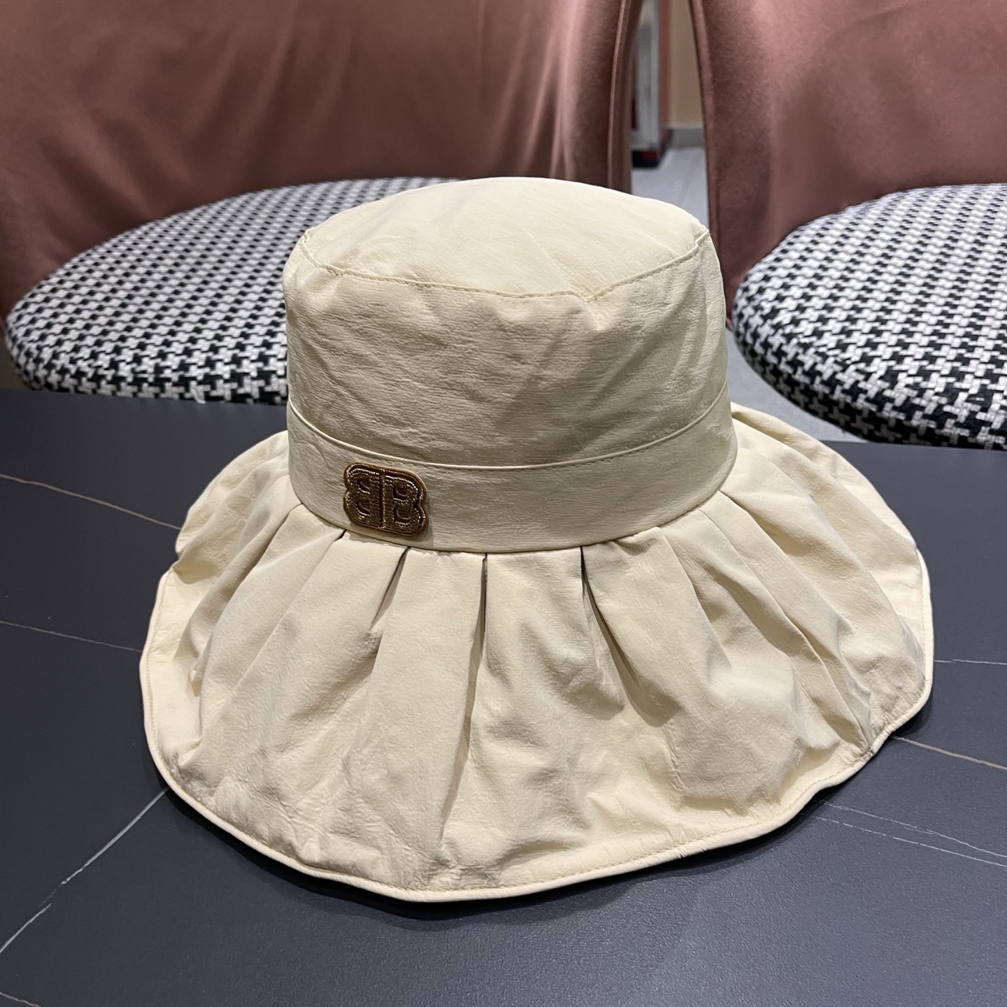 BALENCIAGA巴黎世家夏季新款渔夫帽，简约休闲百搭款，头围57cm