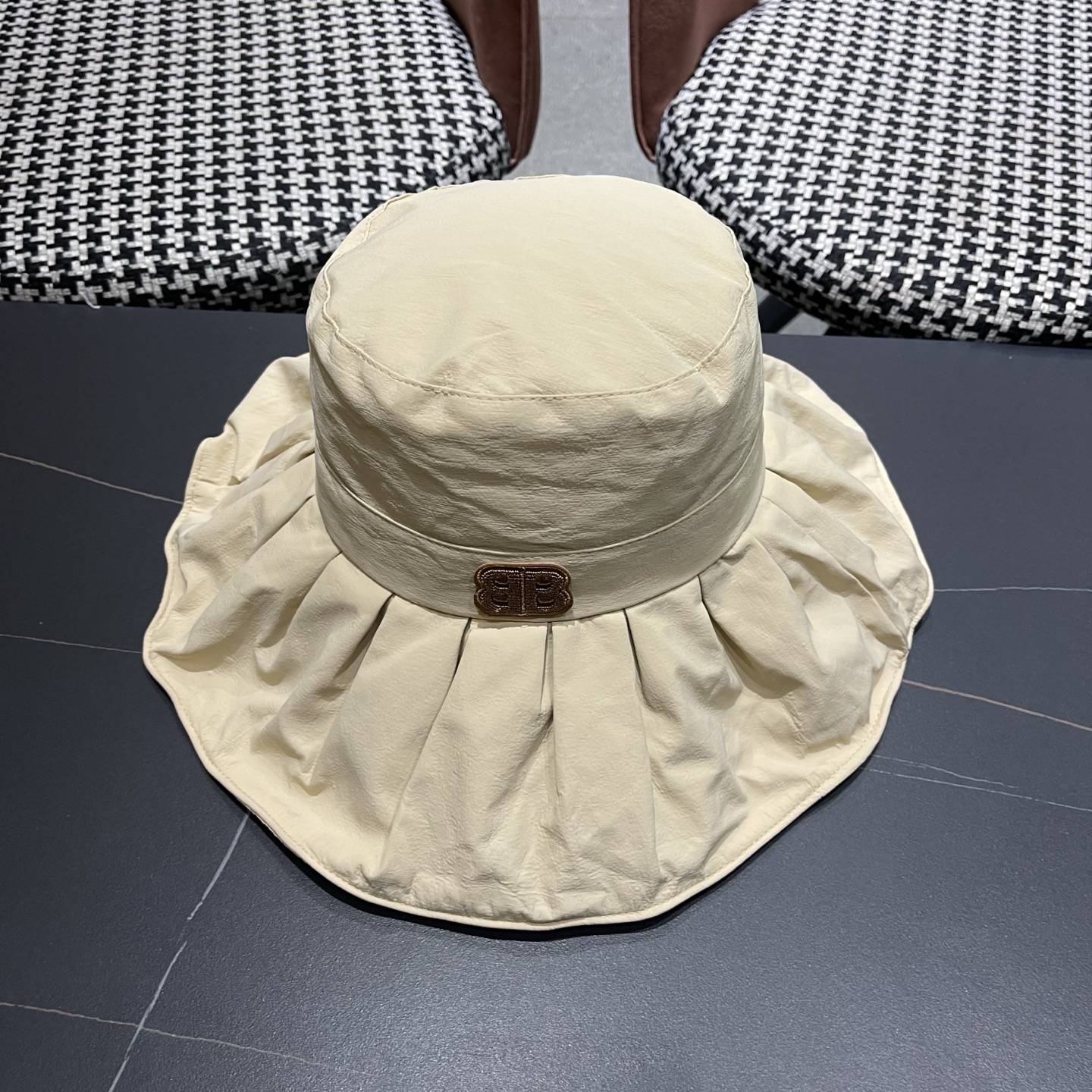 BALENCIAGA巴黎世家夏季新款渔夫帽，简约休闲百搭款，头围57cm