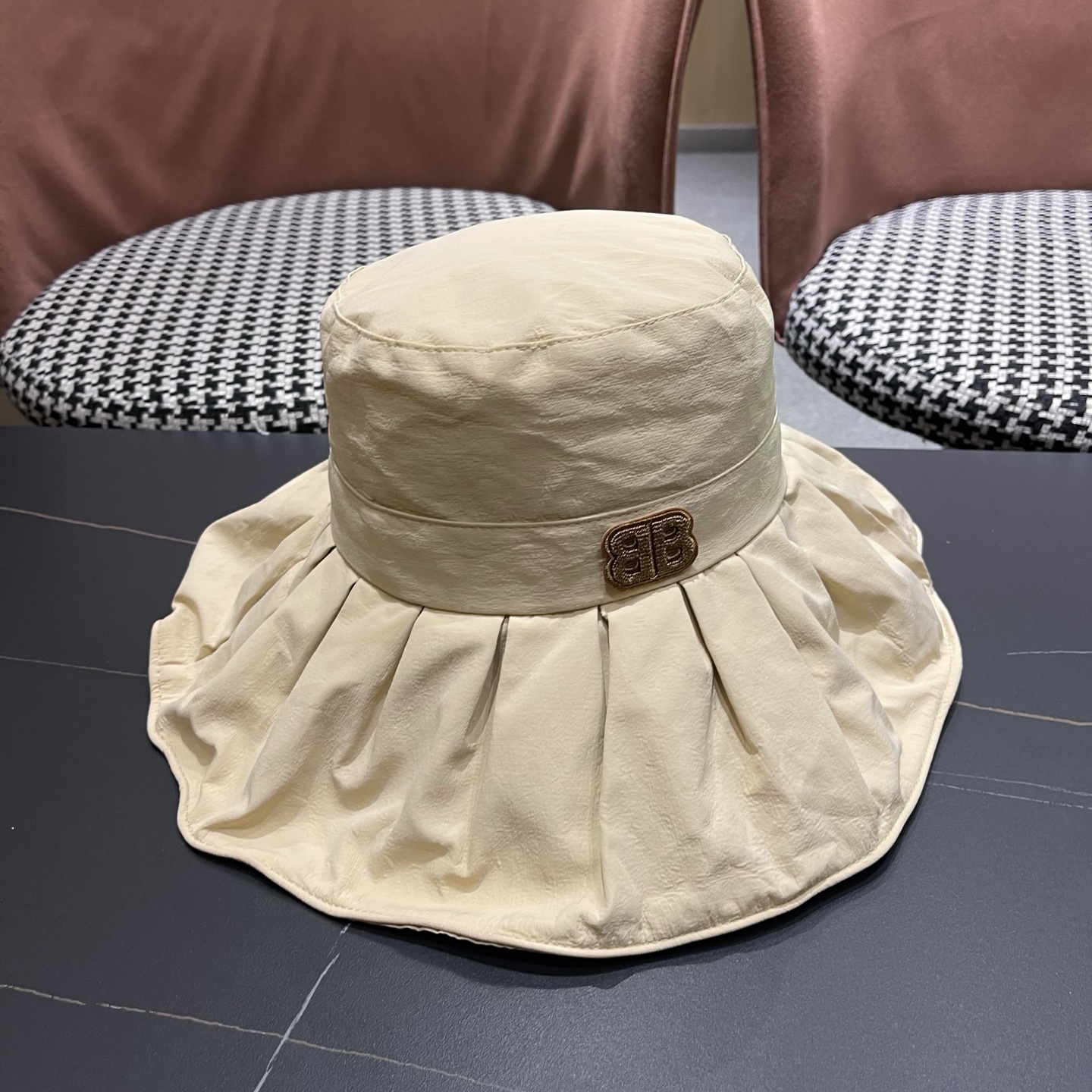 BALENCIAGA巴黎世家夏季新款渔夫帽，简约休闲百搭款，头围57cm