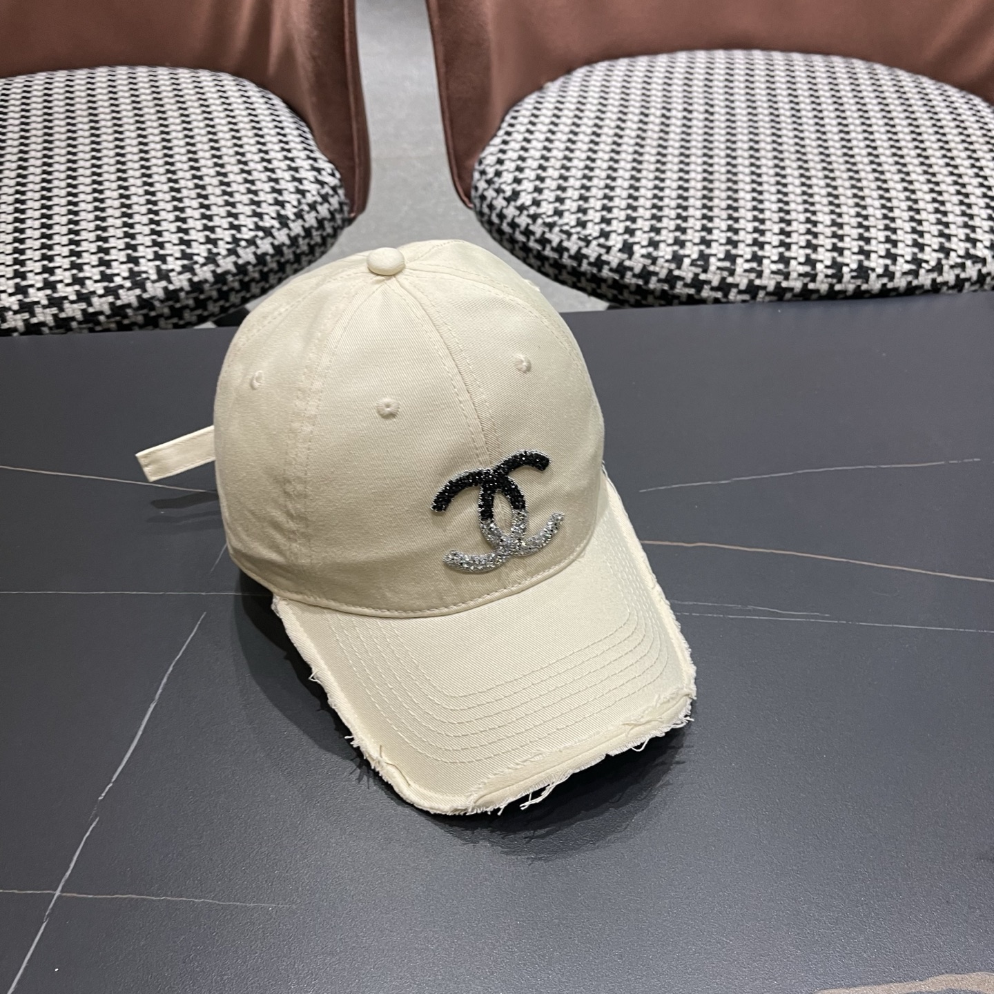 CHANEL香奈儿 时尚高品质小香棒球帽女士新款春夏款破洞牛仔鸭舌帽大头显脸小