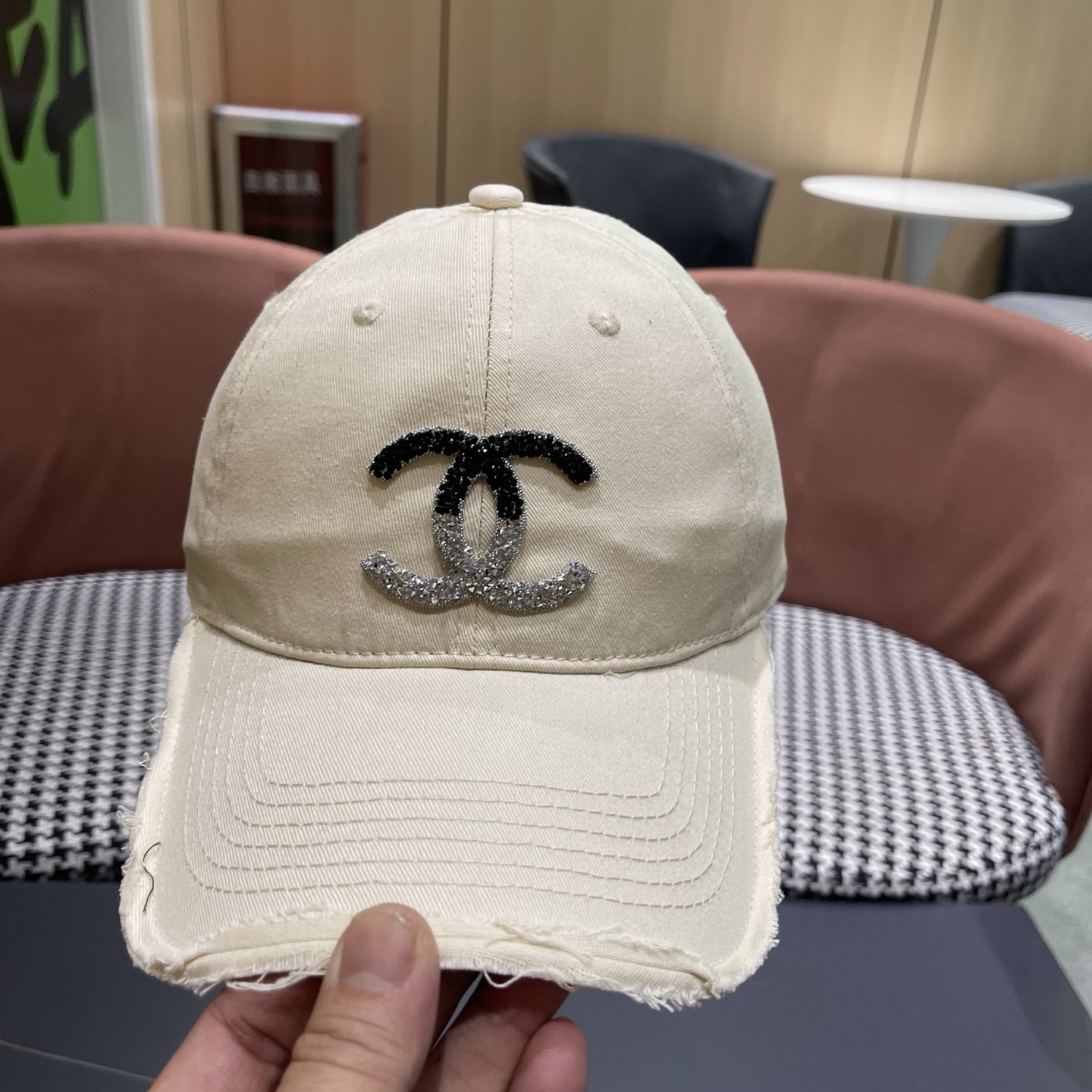 CHANEL香奈儿 时尚高品质小香棒球帽女士新款春夏款破洞牛仔鸭舌帽大头显脸小
