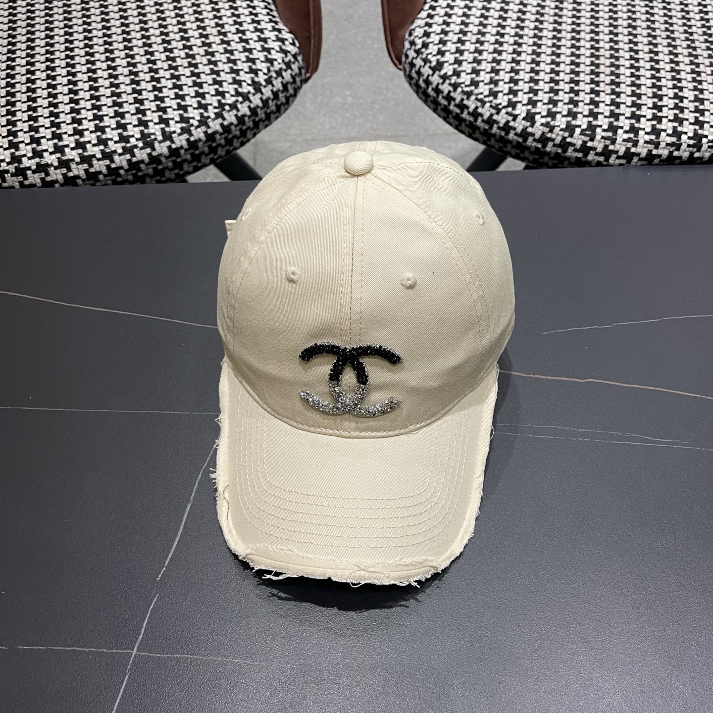 CHANEL香奈儿 时尚高品质小香棒球帽女士新款春夏款破洞牛仔鸭舌帽大头显脸小
