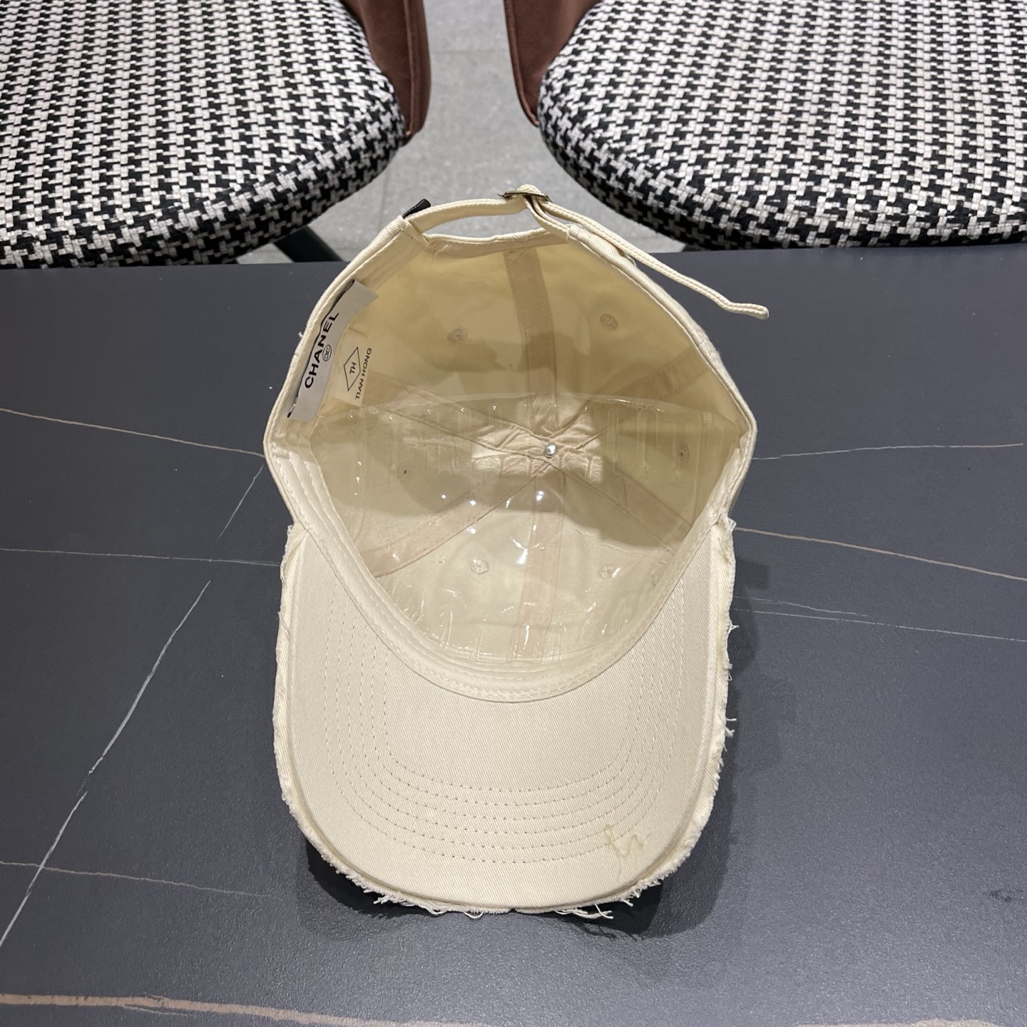 CHANEL香奈儿 时尚高品质小香棒球帽女士新款春夏款破洞牛仔鸭舌帽大头显脸小