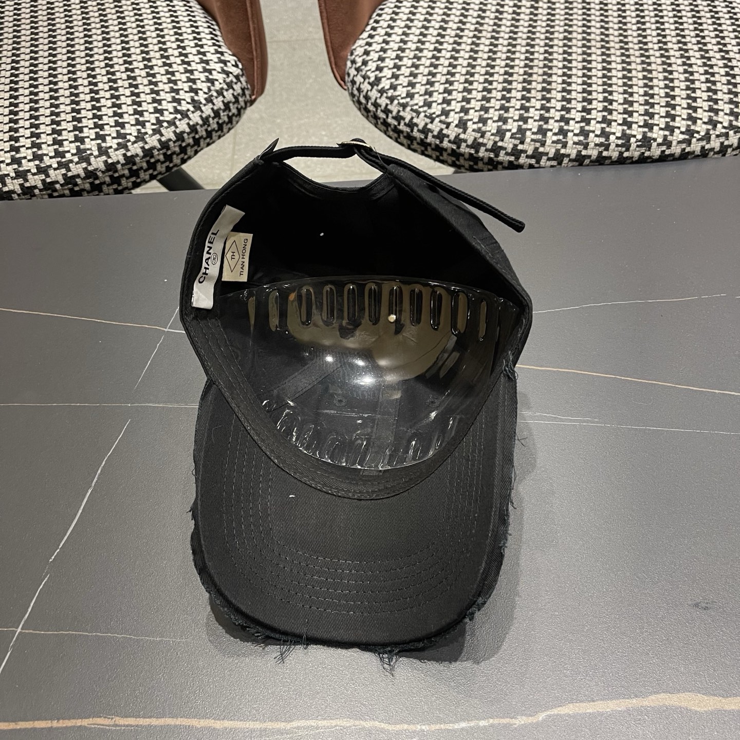 CHANEL香奈儿 时尚高品质小香棒球帽女士新款春夏款破洞牛仔鸭舌帽大头显脸小