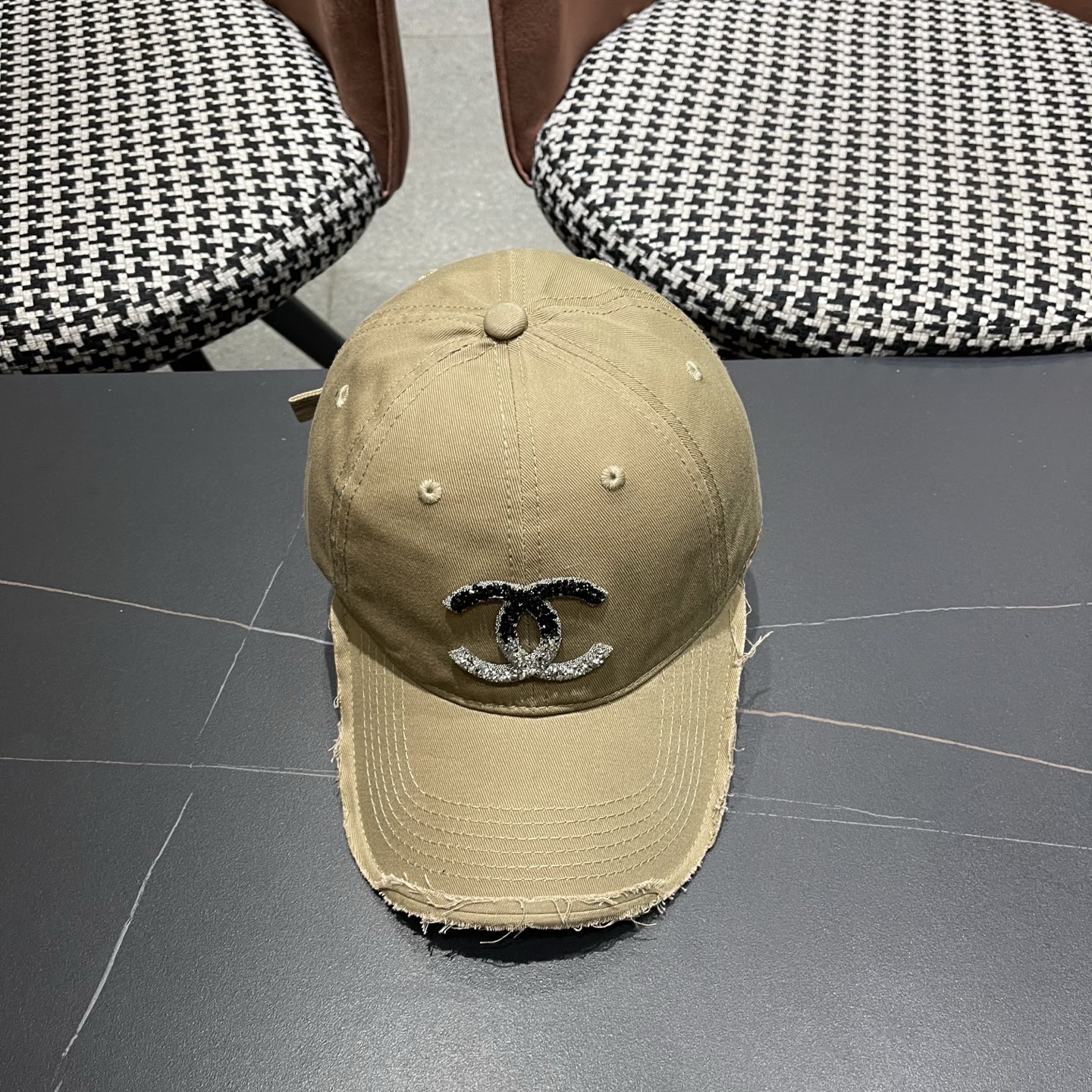 CHANEL香奈儿 时尚高品质小香棒球帽女士新款春夏款破洞牛仔鸭舌帽大头显脸小
