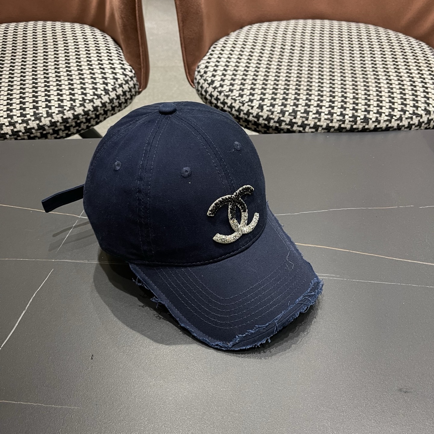 CHANEL香奈儿 时尚高品质小香棒球帽女士新款春夏款破洞牛仔鸭舌帽大头显脸小