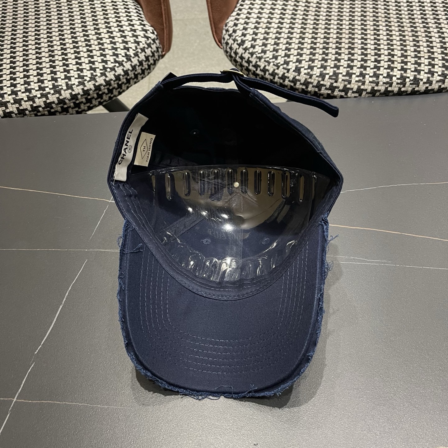 CHANEL香奈儿 时尚高品质小香棒球帽女士新款春夏款破洞牛仔鸭舌帽大头显脸小