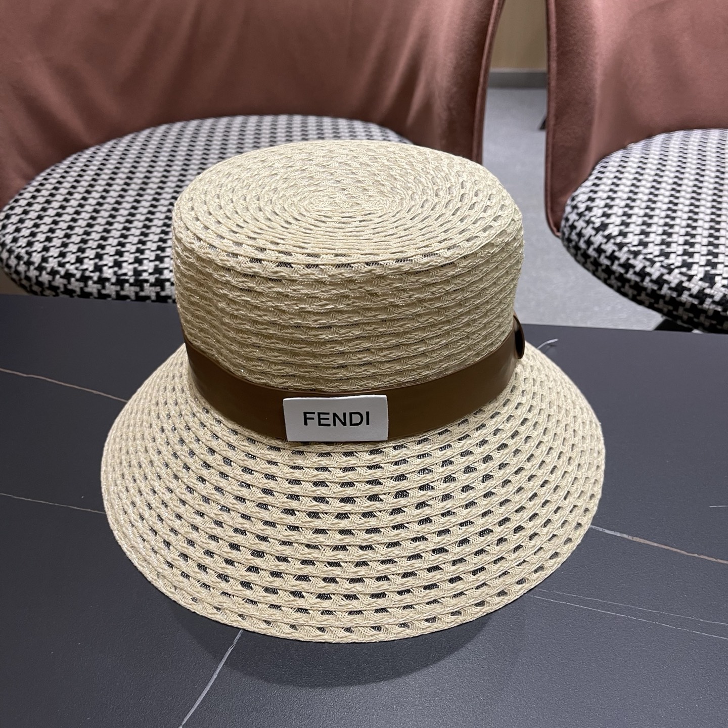NO:866944,Fendi Fendi straw hat seaside resort style elegant temperament top hat showing face small sun hat straw hat fisherman hat baseball cap, hat, fendi, fendi, espadrilles, hats19860909Fendi 芬迪草帽海边度假风优雅气质出片礼帽显脸小遮阳帽子草帽渔夫帽棒球帽,帽子,fendi,fendi,espadrilles,hats,hat