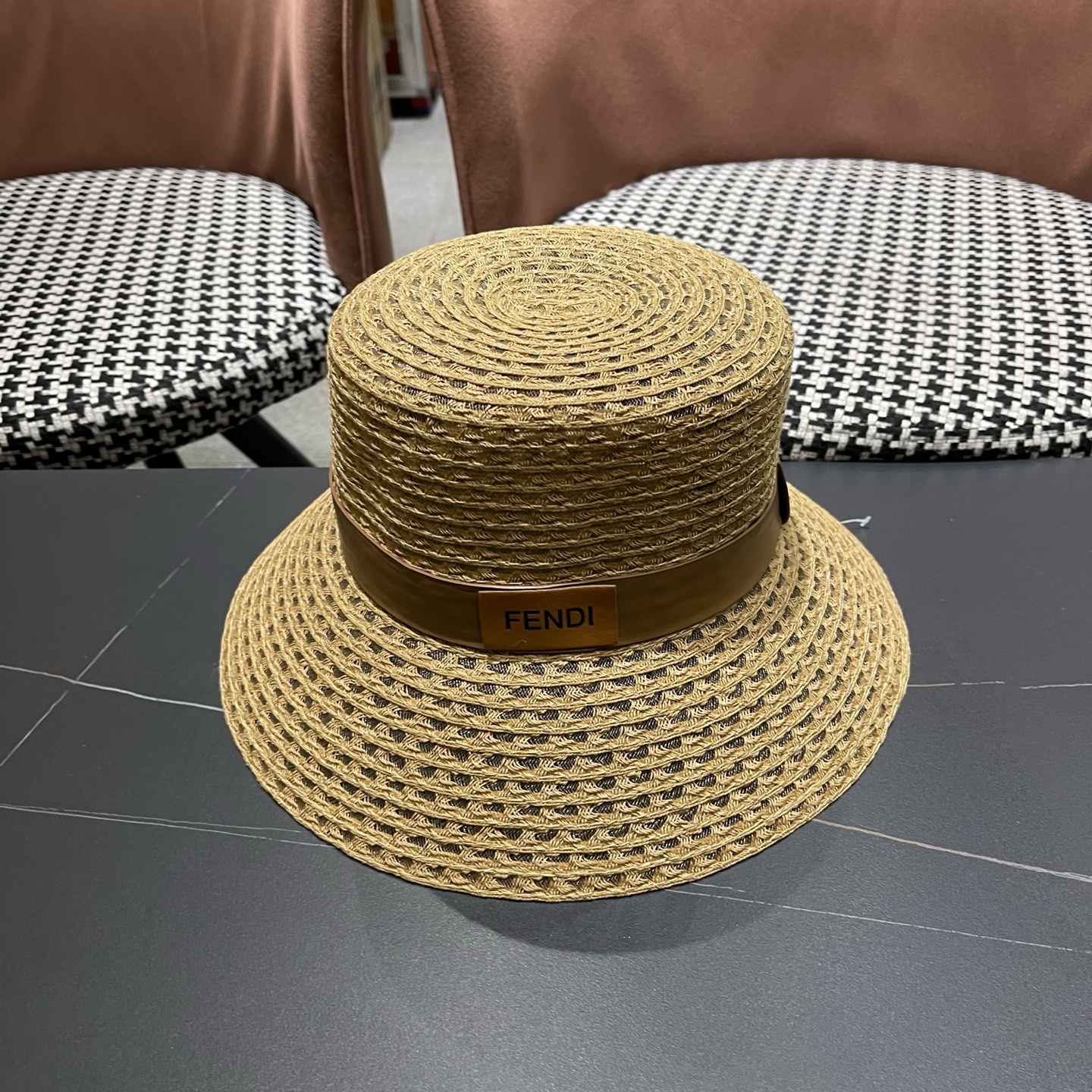 NO:866933,Fendi Fendi straw hat seaside resort style elegant temperament top hat showing face small sun hat straw hat fisherman hat baseball cap, hat, fendi, fendi, espadrilles, hats19860909Fendi 芬迪草帽海边度假风优雅气质出片礼帽显脸小遮阳帽子草帽渔夫帽棒球帽,帽子,fendi,fendi,espadrilles,hats,hat